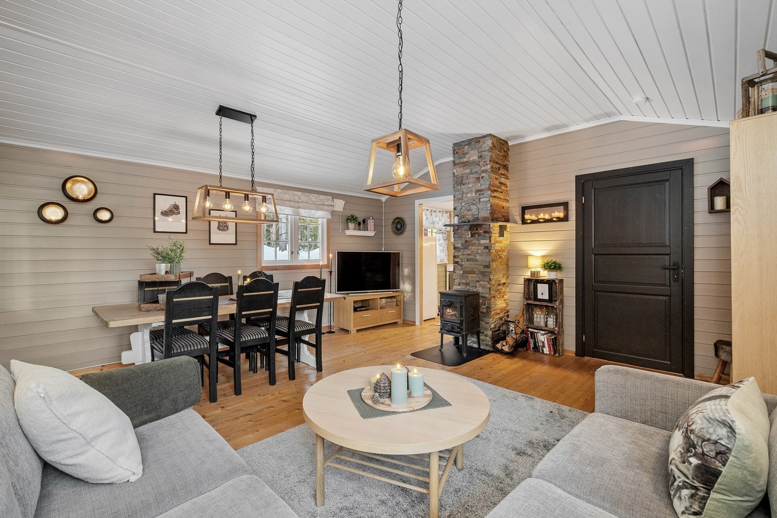 Rommet varmes opp ved hjelp av en vedovn som setter stemningen. Galleribilde