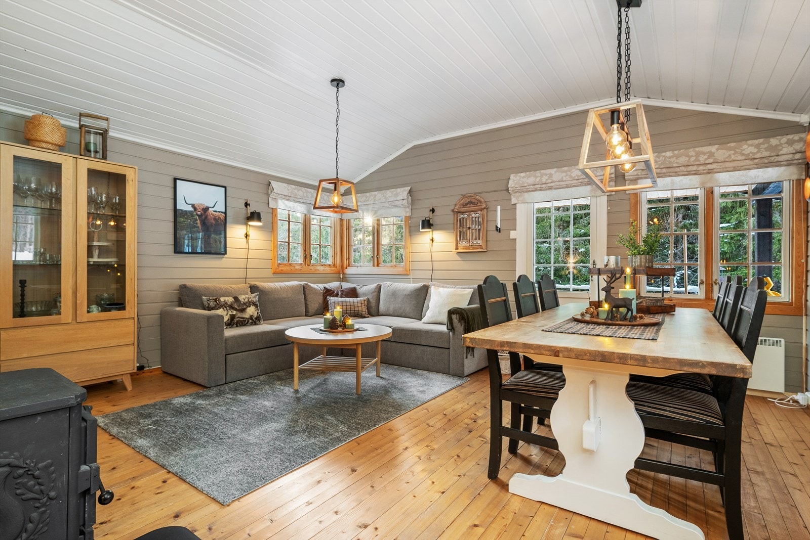 I tillegg til vedovn holdes hytta varm med panelovner. Galleribilde