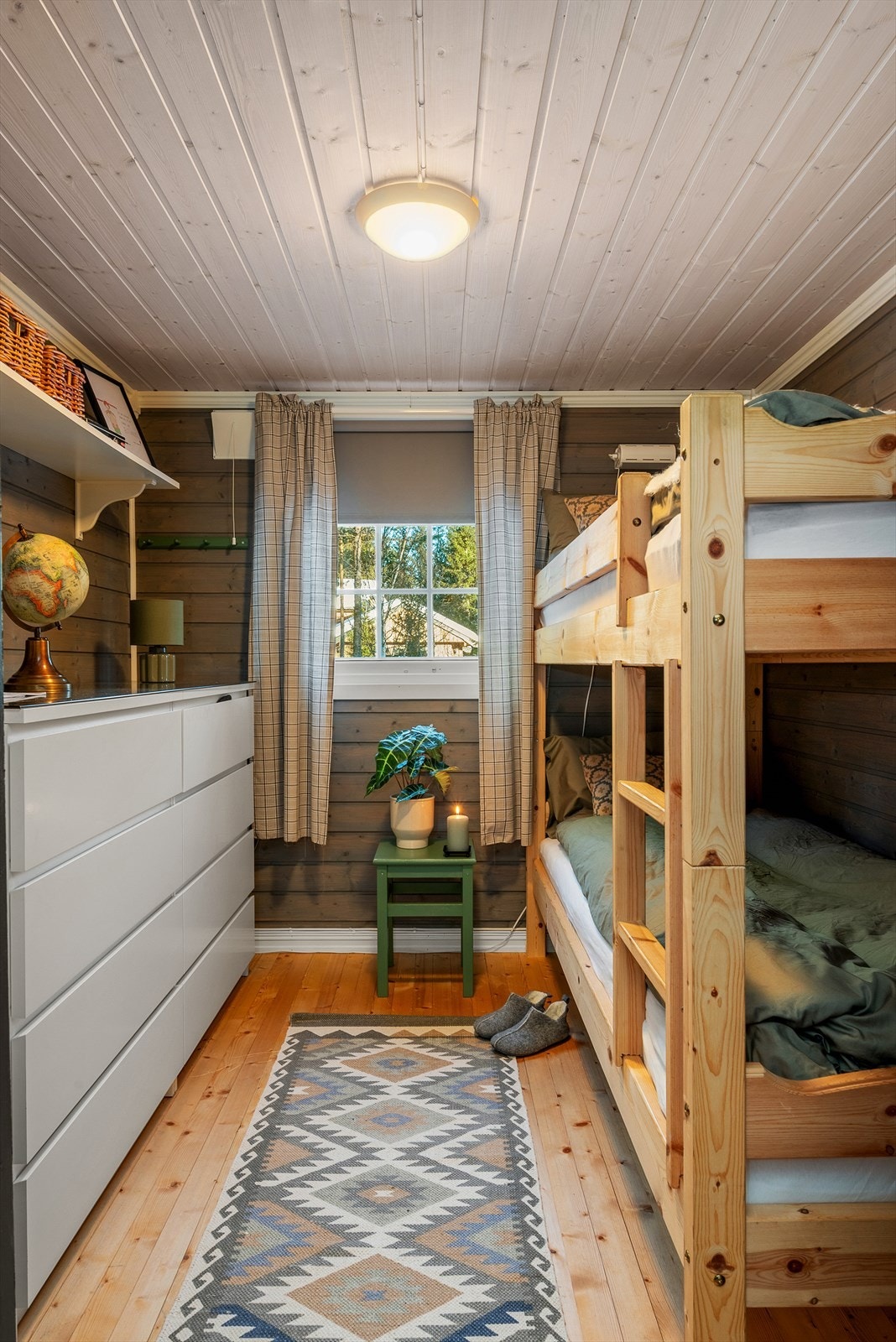 Soverommet kan også innredes med familiekøye med 120 seng nede dersom det er behov for en ekstra sengeplass. Galleribilde