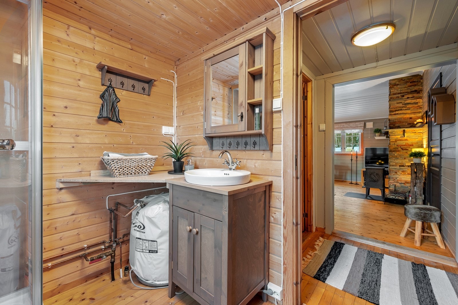 Her finner du også stoppekran og en liten varmtvannstank. Galleribilde