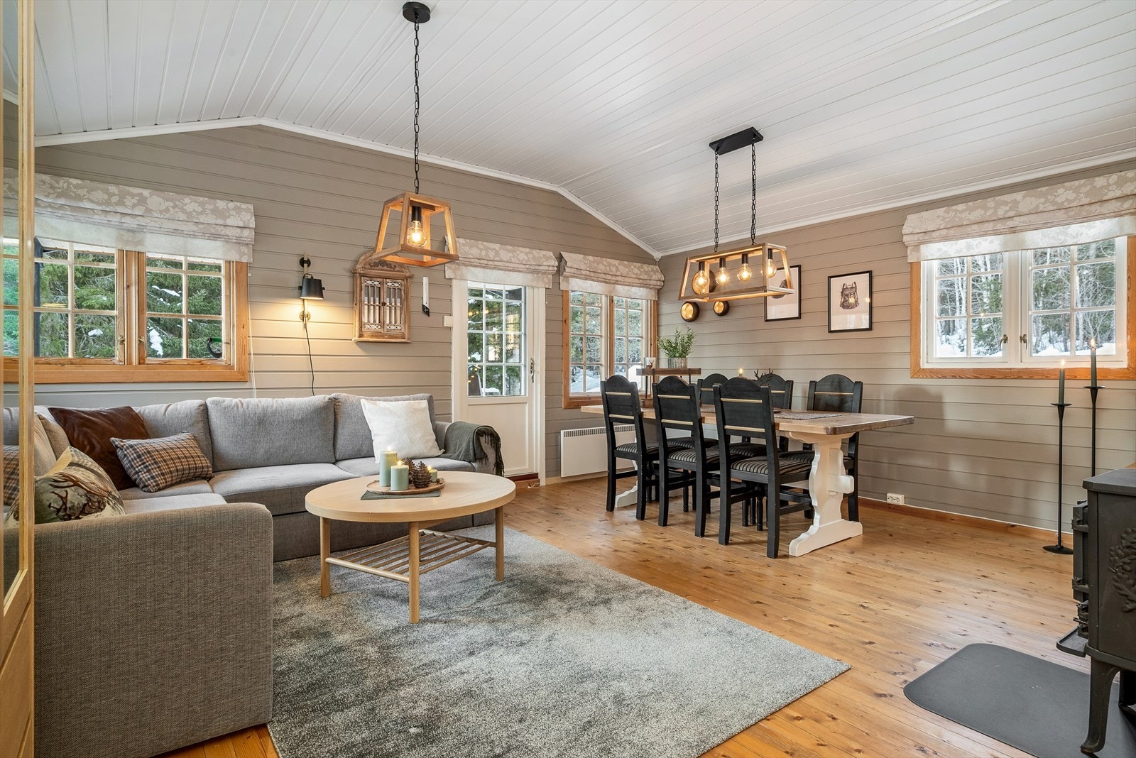 Stuen har en luftig romfølelse, og god plass for innredning. Galleribilde