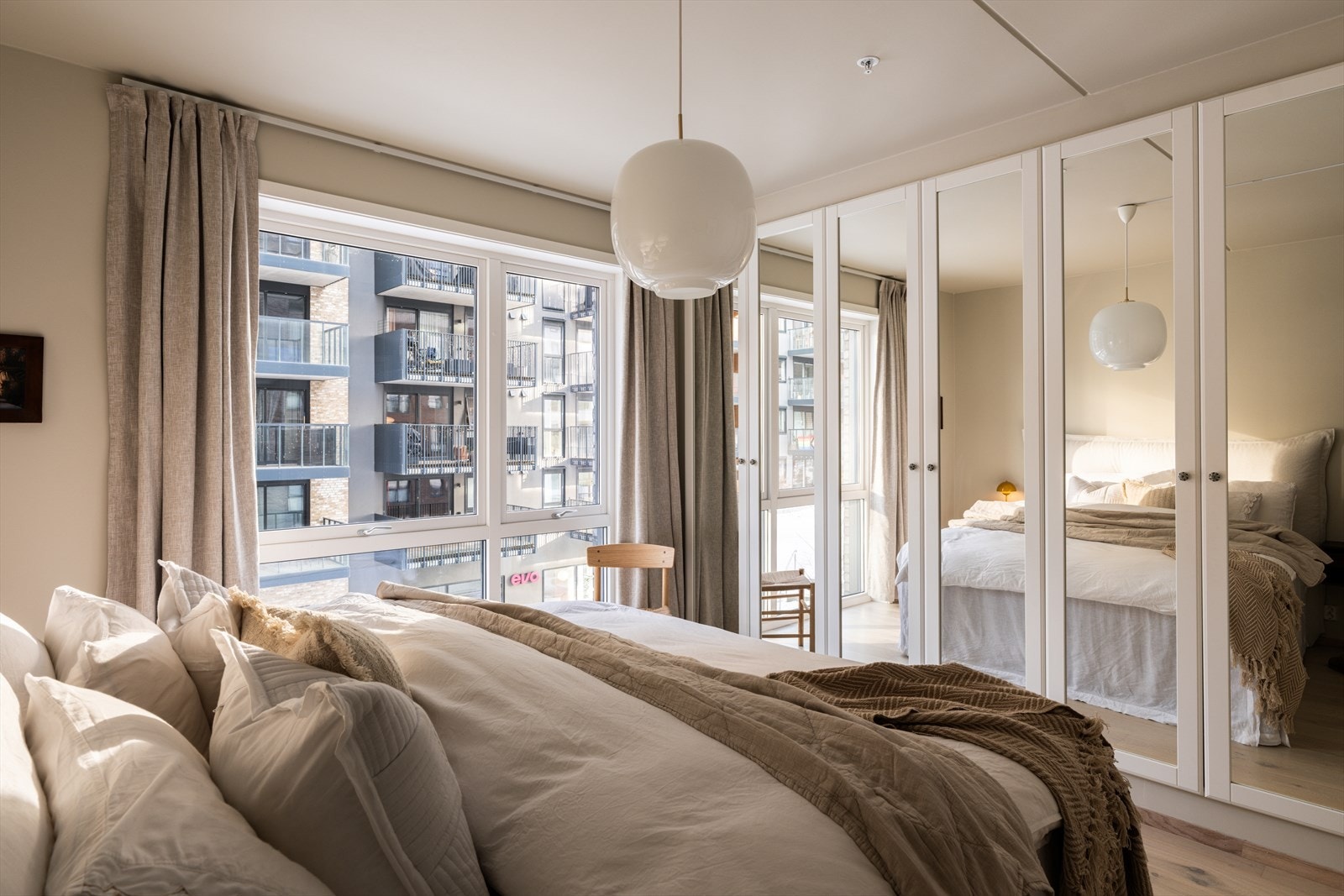 Stort garderobeskap gir rikelig med oppbevaringsplass. Galleribilde