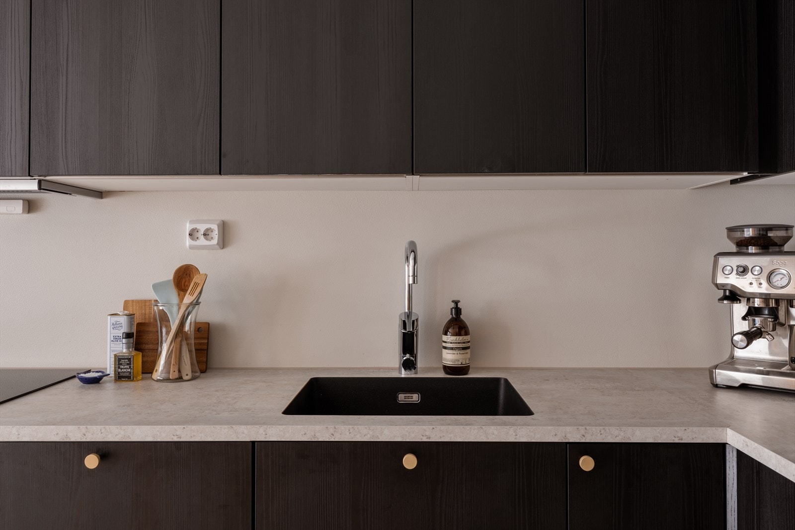 Kjøkkenet er velutstyrt med integrerte hvitevarer som platetopp, stekeovn, oppvaskmaskin og kombinert kjøle- og fryseskap. Galleribilde