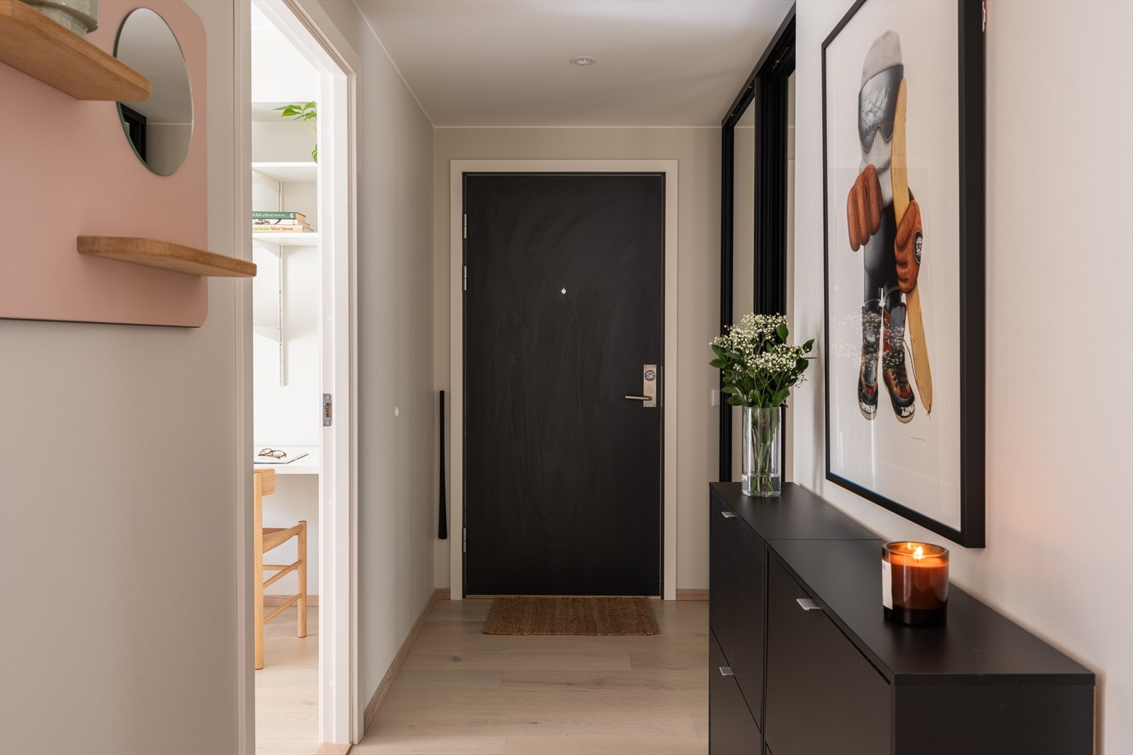 En innbydende entré ønsker deg velkommen hjem og setter tonen for resten av leiligheten. Galleribilde