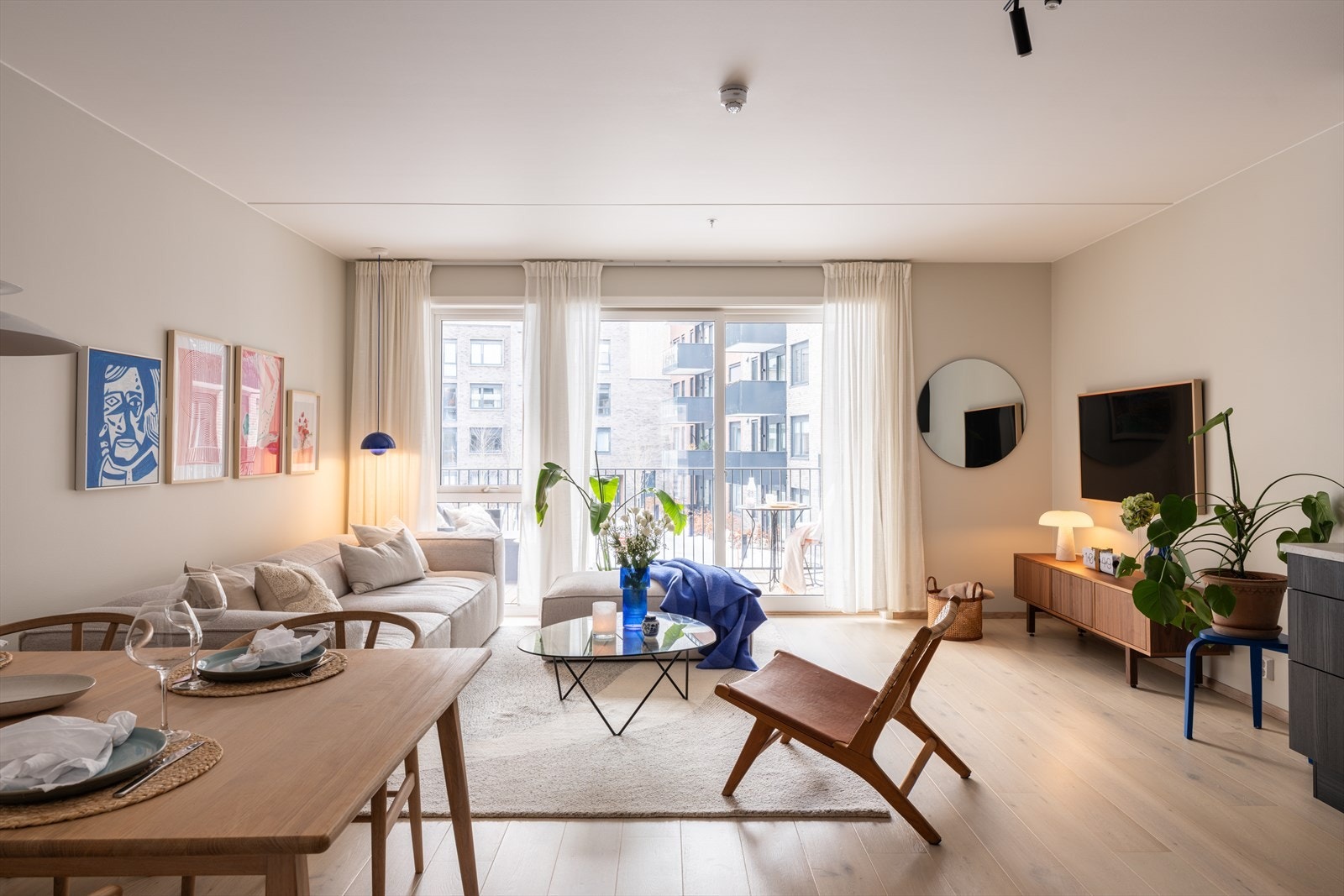 Innvendig fremstår boligen svært solid og lekker med en arealeffektiv planløsning og behagelige romløsninger. Galleribilde