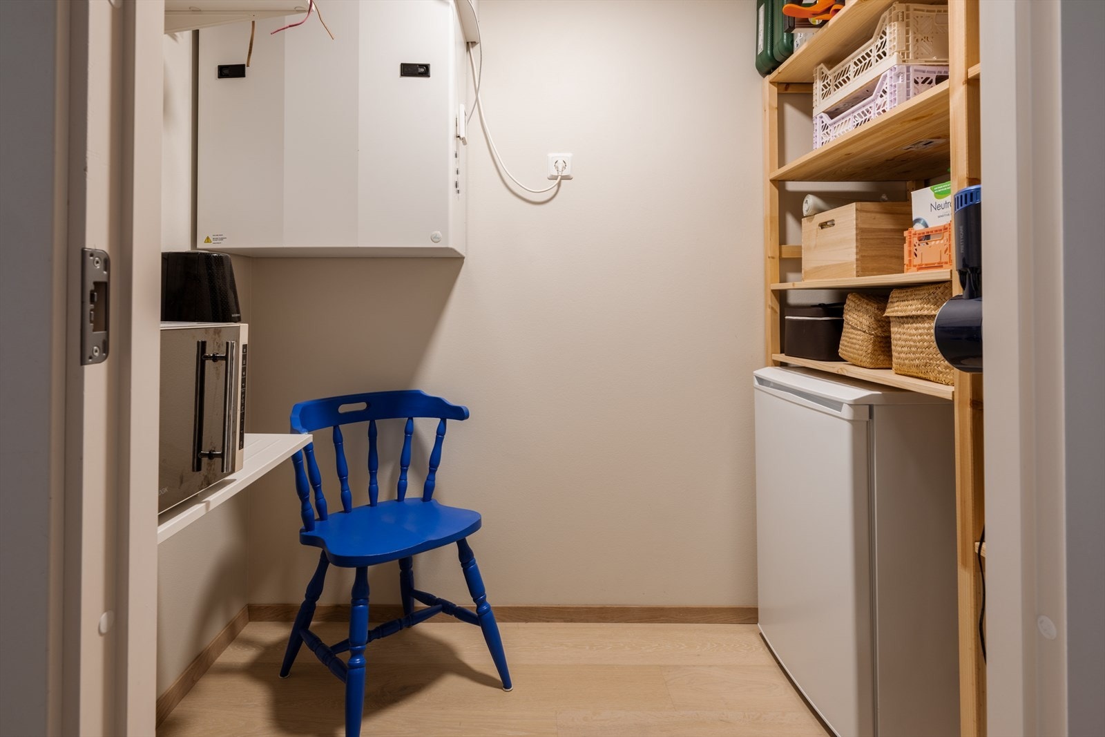 Praktisk innvendig bod med god lagringsplass. Galleribilde