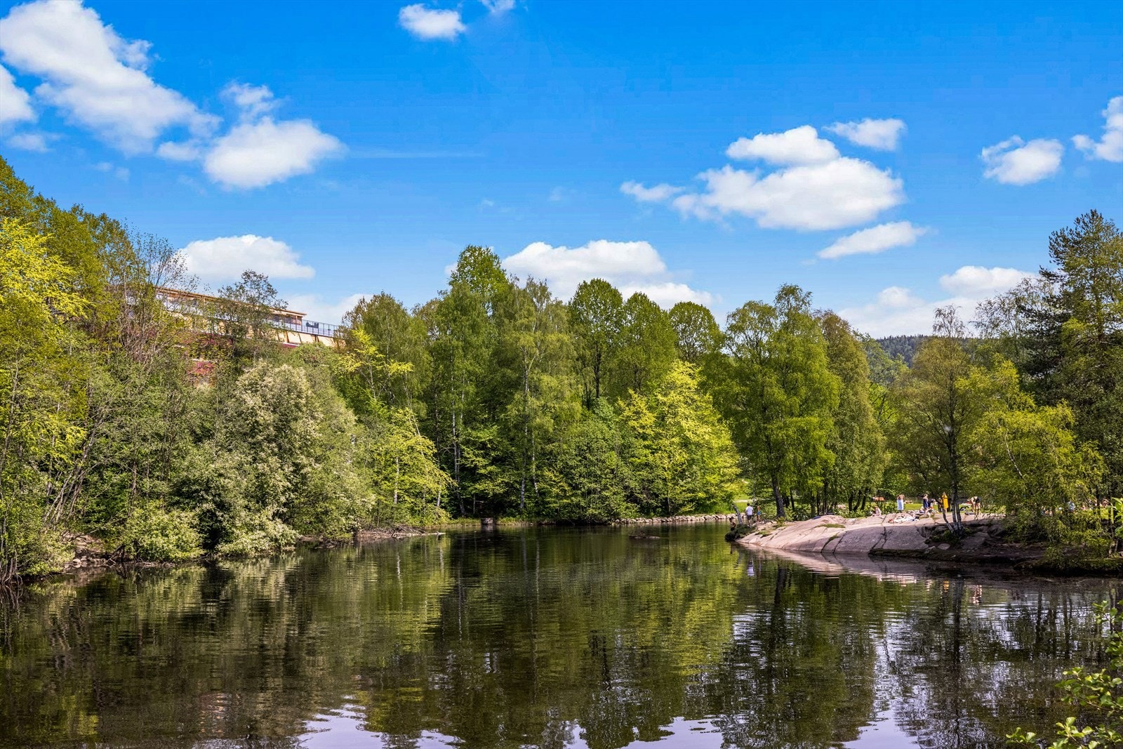 Frysja, beliggende i øvre del av Akerselva i Oslo, er kjent for sin populære badeplass, Brekkedammen. Dette området tiltrekker seg både lokale og besøkende som ønsker å nyte et forfriskende bad i naturskjønne omgivelser Galleribilde
