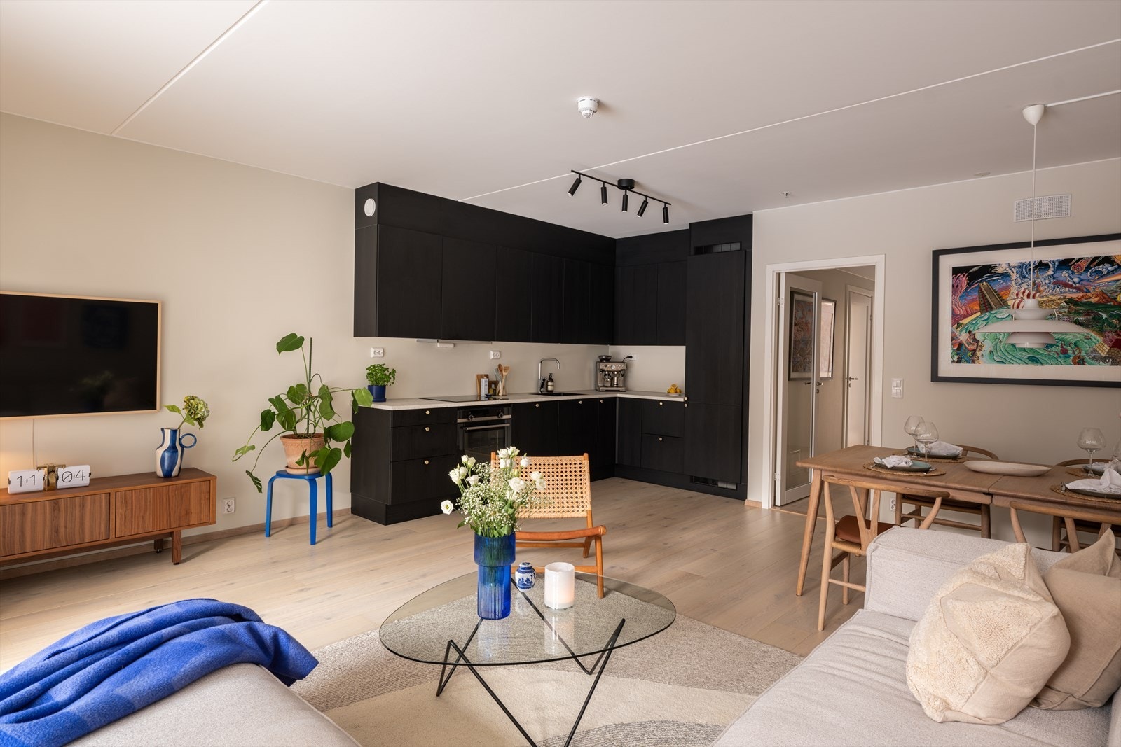 Stuen og kjøkkenet er integrert i en åpen og sosial løsning, noe som skaper et innbydende oppholdsrom. Galleribilde