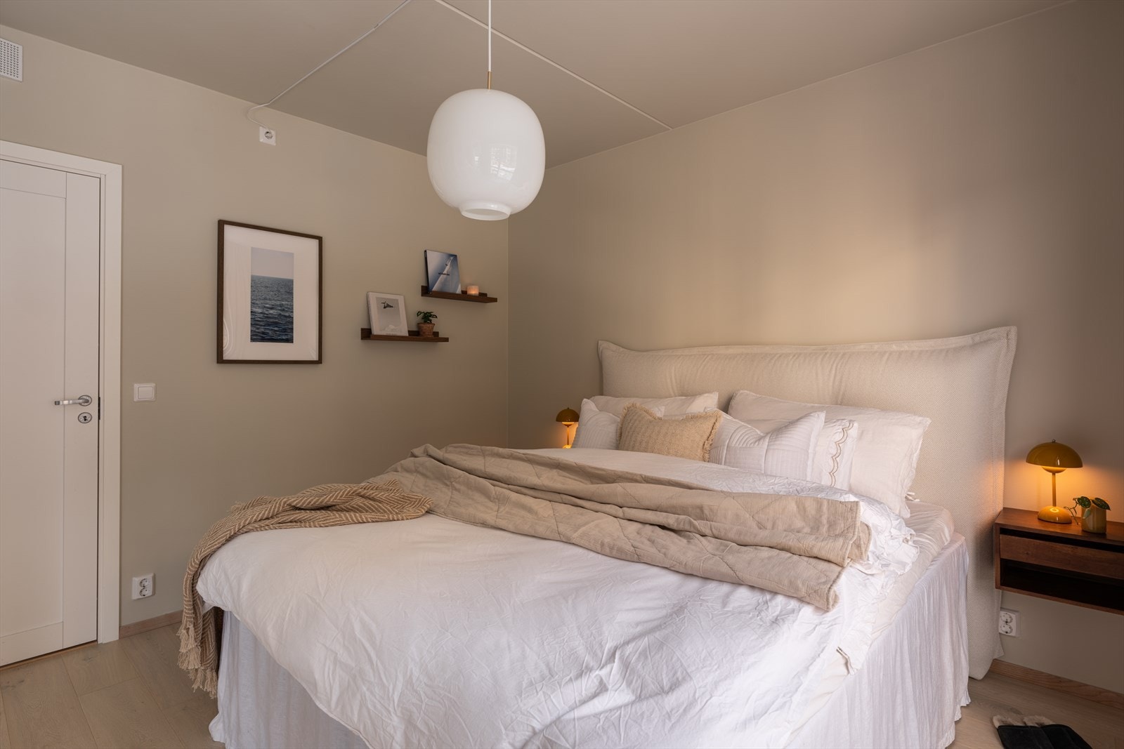 Hovedsoverommet er malt i en nydelig fargetone som skaper en rolig og avslappende stemning. Galleribilde