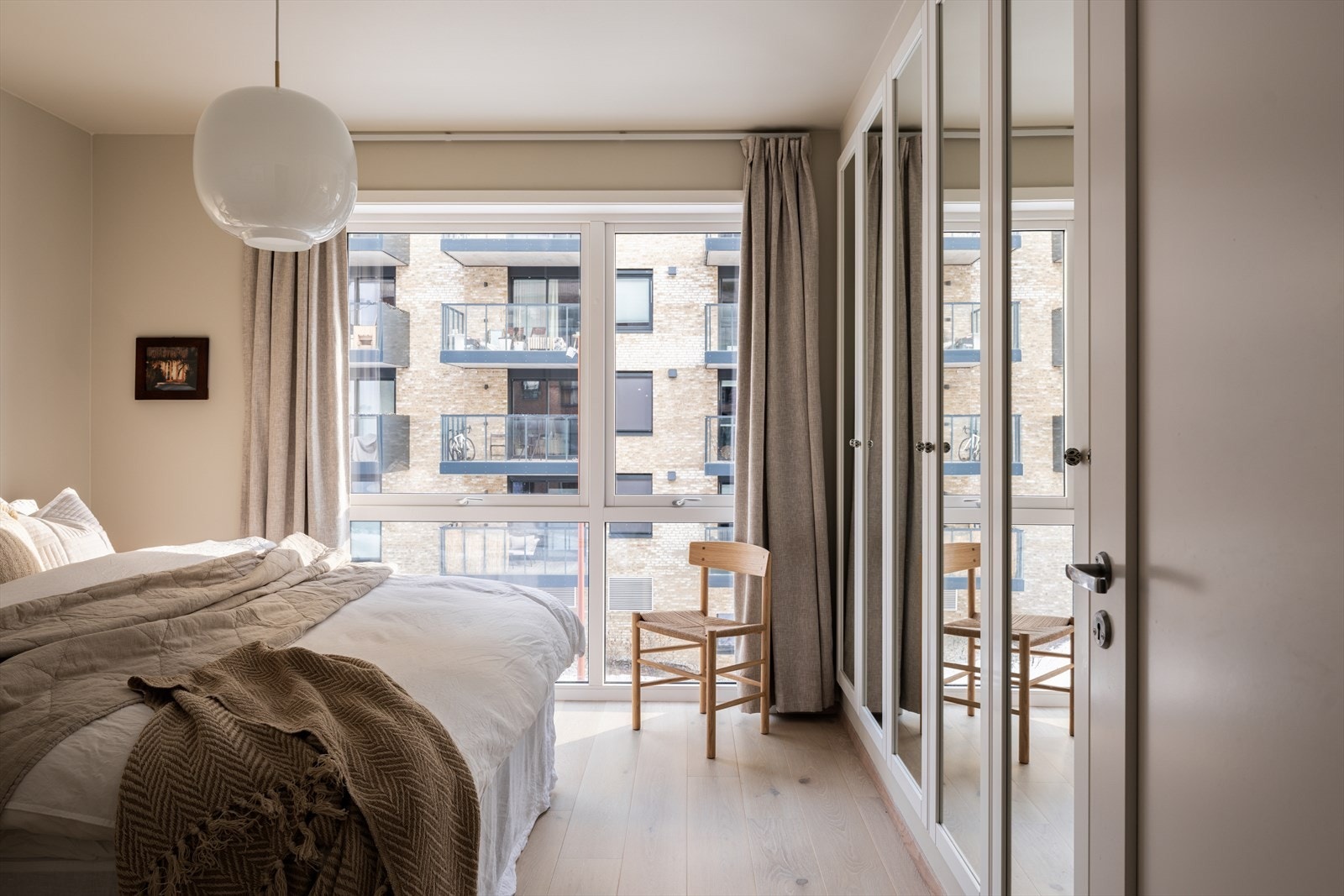 Store vindusflater som sikrer gode lysforhold. Galleribilde