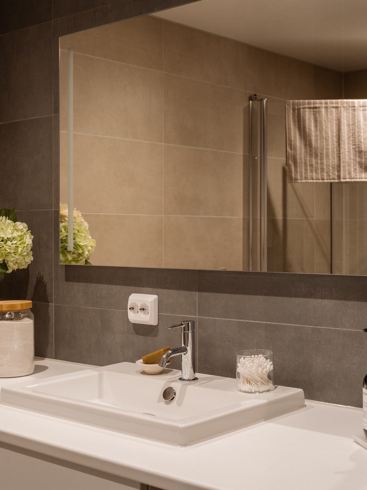 Flott innredning med servant, underskap med skuffer og speil med integrert lys. Galleribilde