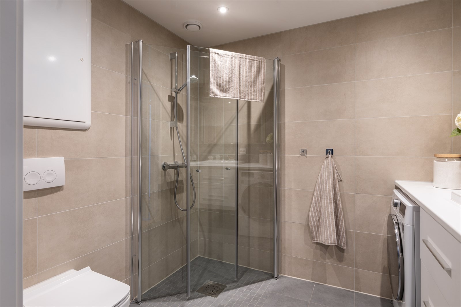 Badet har videre behagelig gulvvarme, downlights i taket og rommet har balansert ventilasjon. Galleribilde