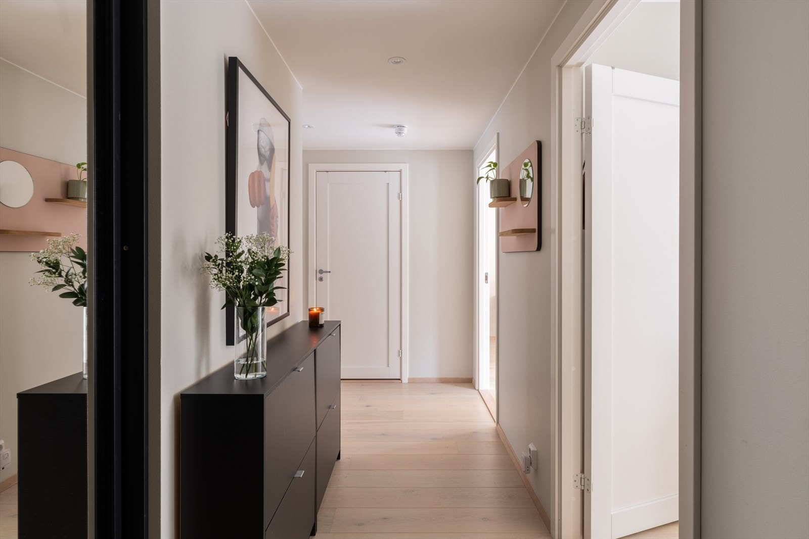 Flott inngangsparti med plassbygget skyvedørsgarderobe. Galleribilde