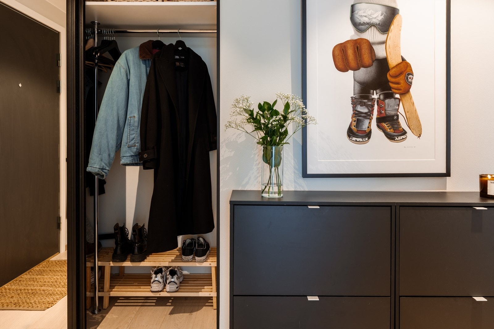 God plass til oppheng av yttertøy og plassering av sko. Galleribilde