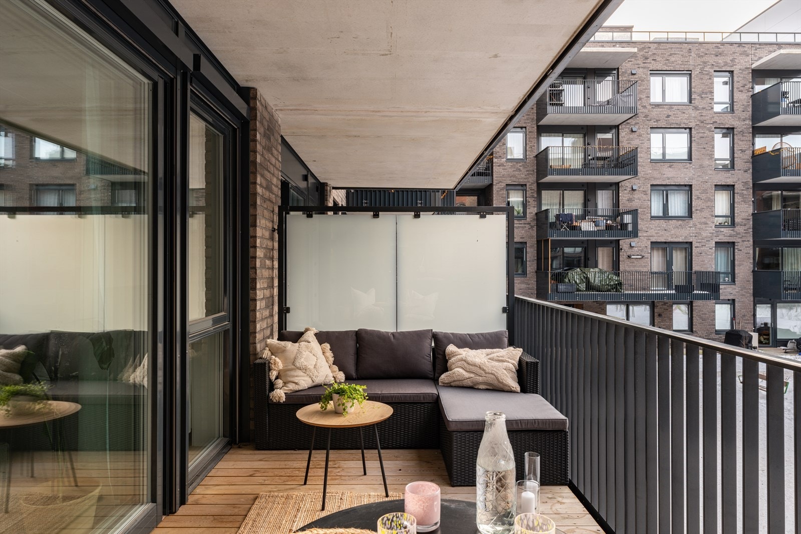 Her kan man kan nyte varme sommerdager og ha stor fleksibilitet mellom ute- og innerom. Galleribilde