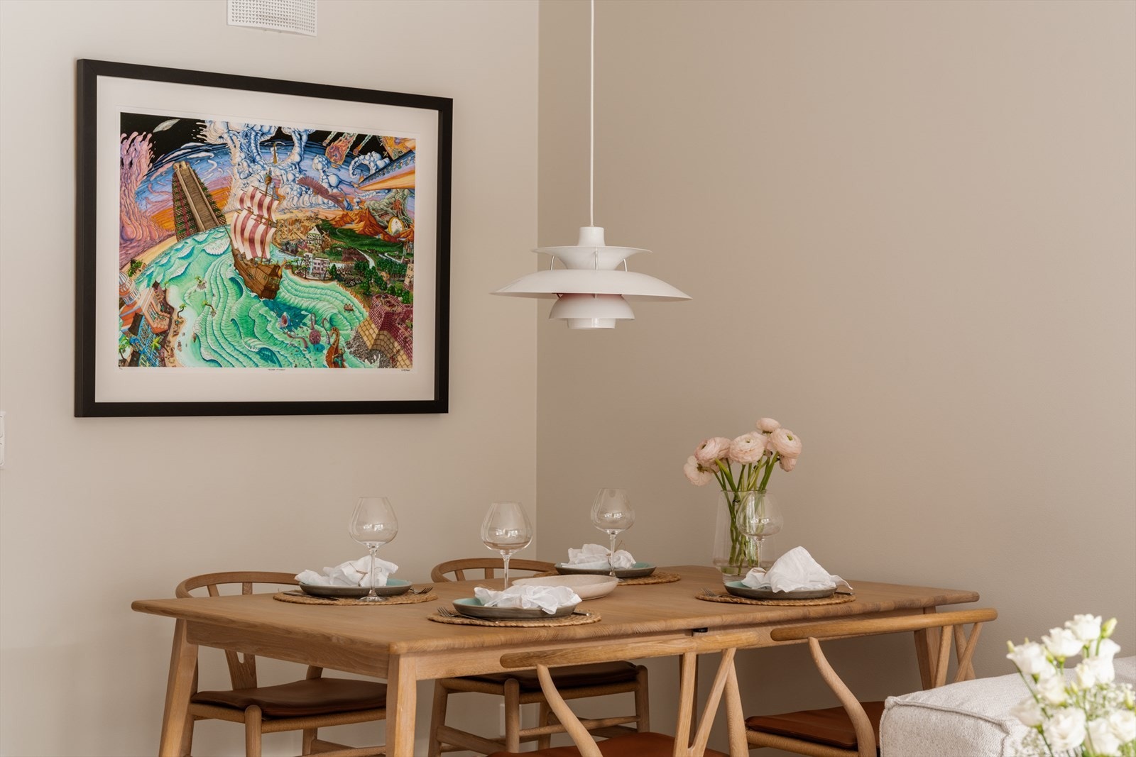 Alle overflater er nymalte i en delikat fargetone, som skaper en lys og harmonisk atmosfære. Galleribilde