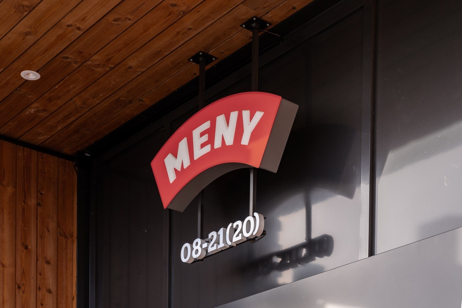 Nærområdet byr på mange servicetilbud. I Frysjaparken finner man Meny, søndagsåpen Joker, Apotek, kaféer/restauranter og EVO treningssenter Galleribilde