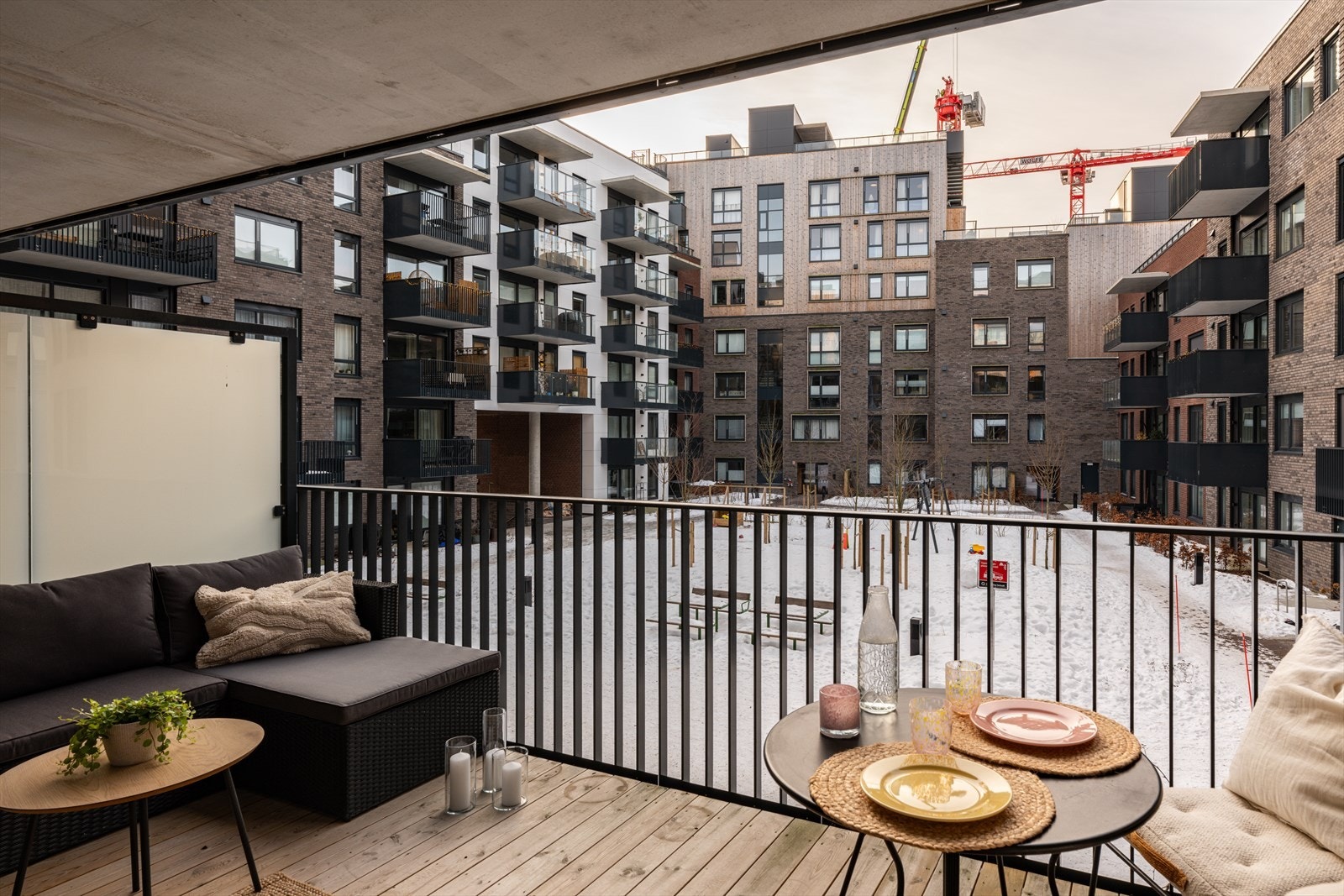 Leiligheten ligger i et moderne bygg fra 2024 med heis, flotte fellesarealer og felles takterrasse. Galleribilde