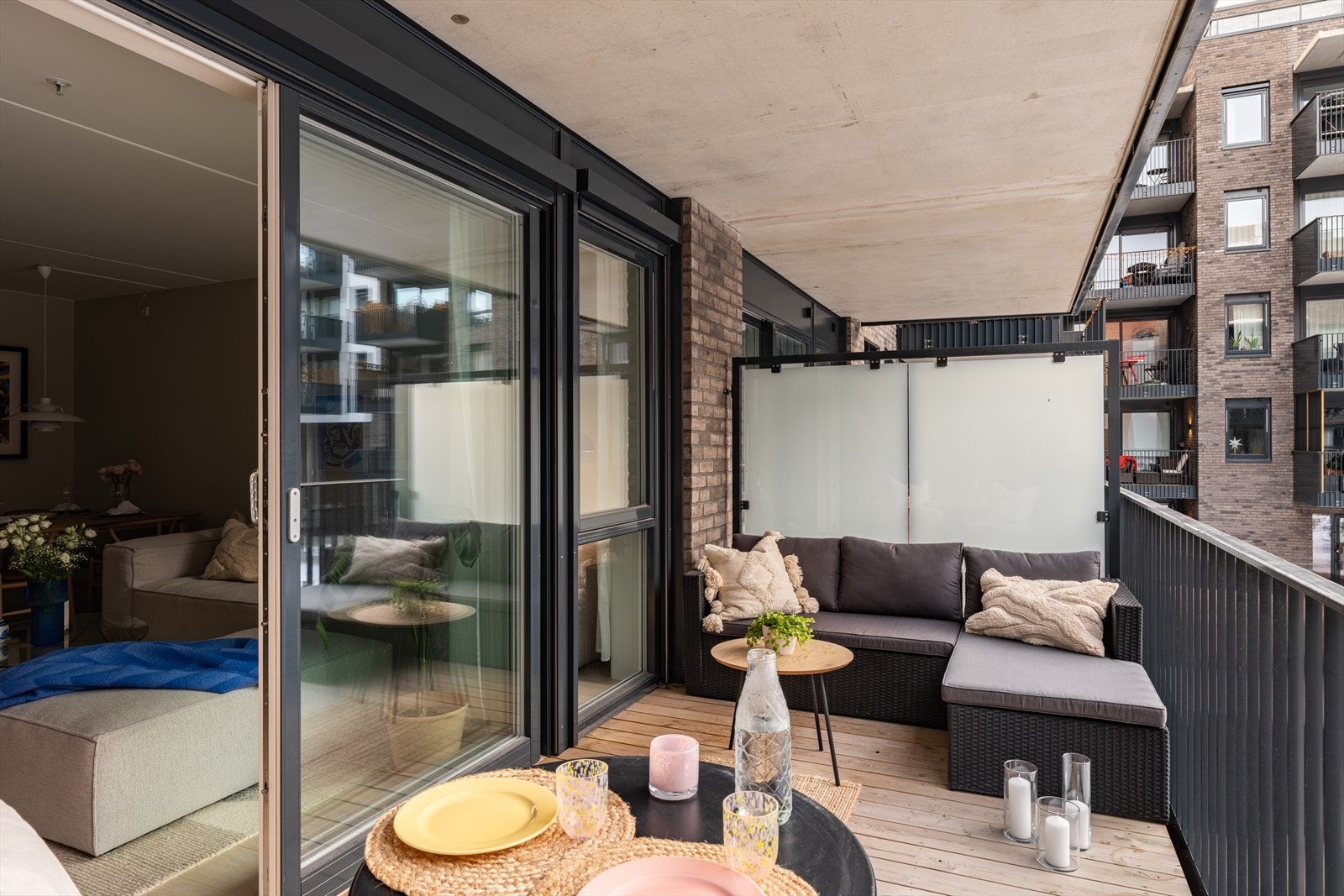 Flott balkong på ca. 10m² med god plass til ulike utemøbler. Galleribilde