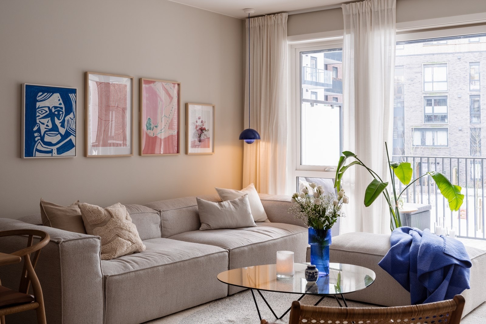 Det er god plass til sofa, spisebord, tv-møbler og øvrig møblement. Galleribilde