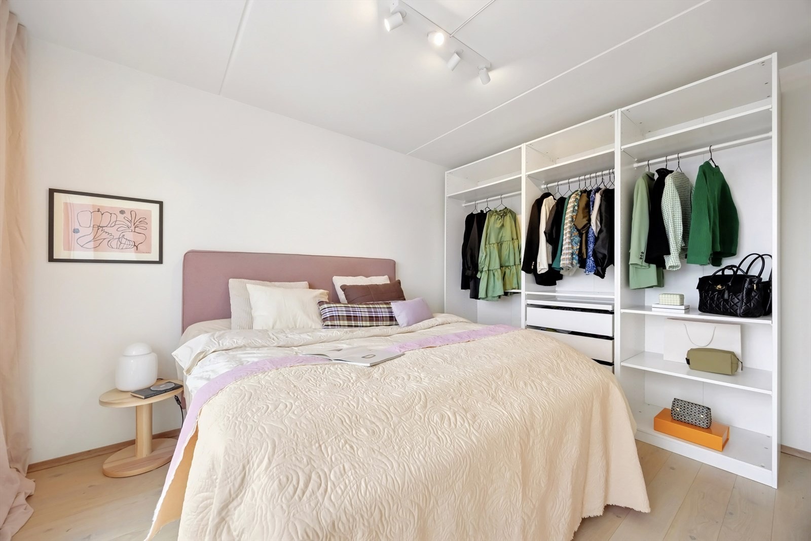 Romslig soverom med god plass for garderobeskap. Galleribilde