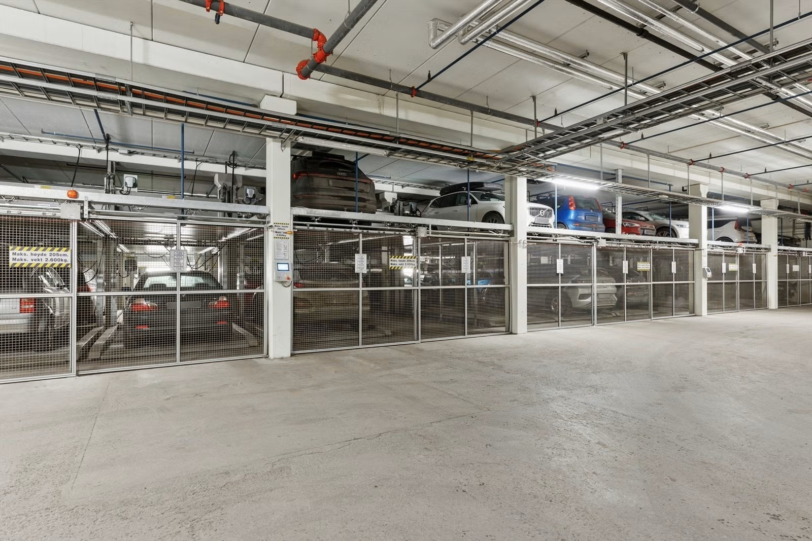 Det er p.t. en garasjeplass for leie i sameiets felles garasjeanlegg. Det er tidvis plasser for leie og salg. Galleribilde