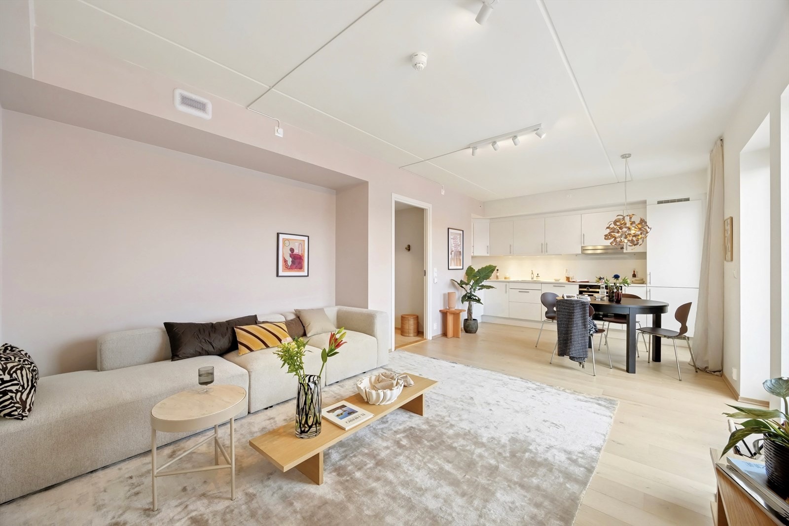 Store vindusflater gir en herlig utsikt og flotte lysforhold. Galleribilde