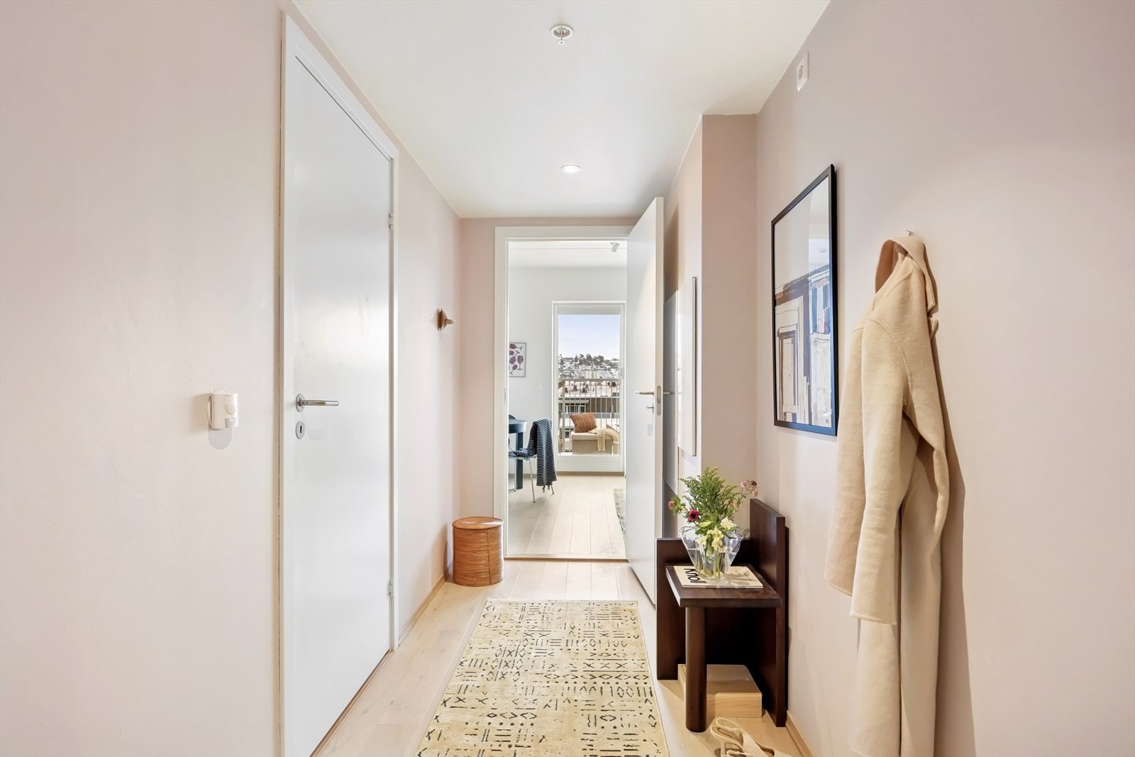 Leiligheten har en fin beliggenhet i 8. og øverste etasje med heisadkomst til etasjeplan. Galleribilde