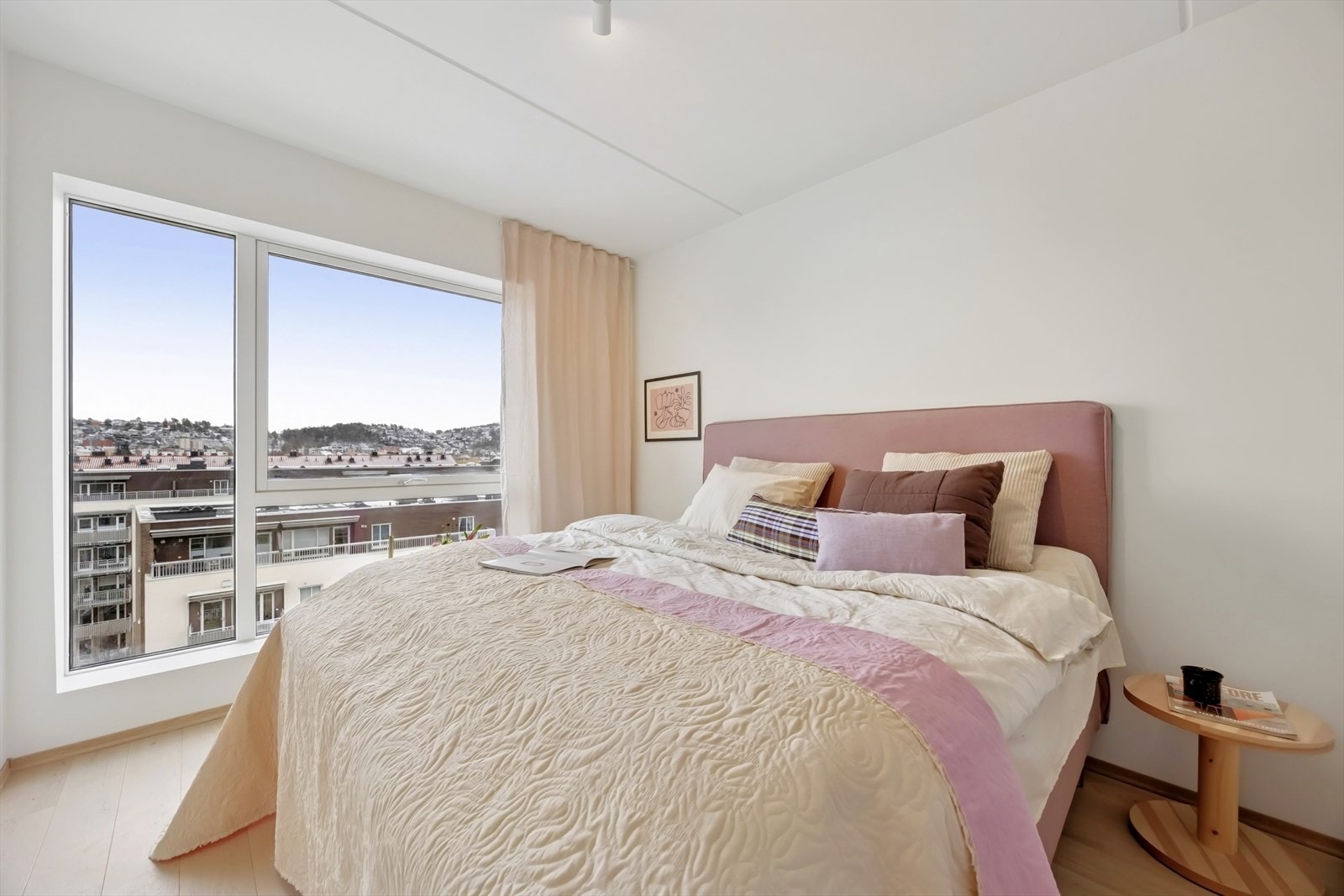 Fra soverommet er det fantastisk utsikt. Samtlige vinduer har utvendig solskjerming. Galleribilde