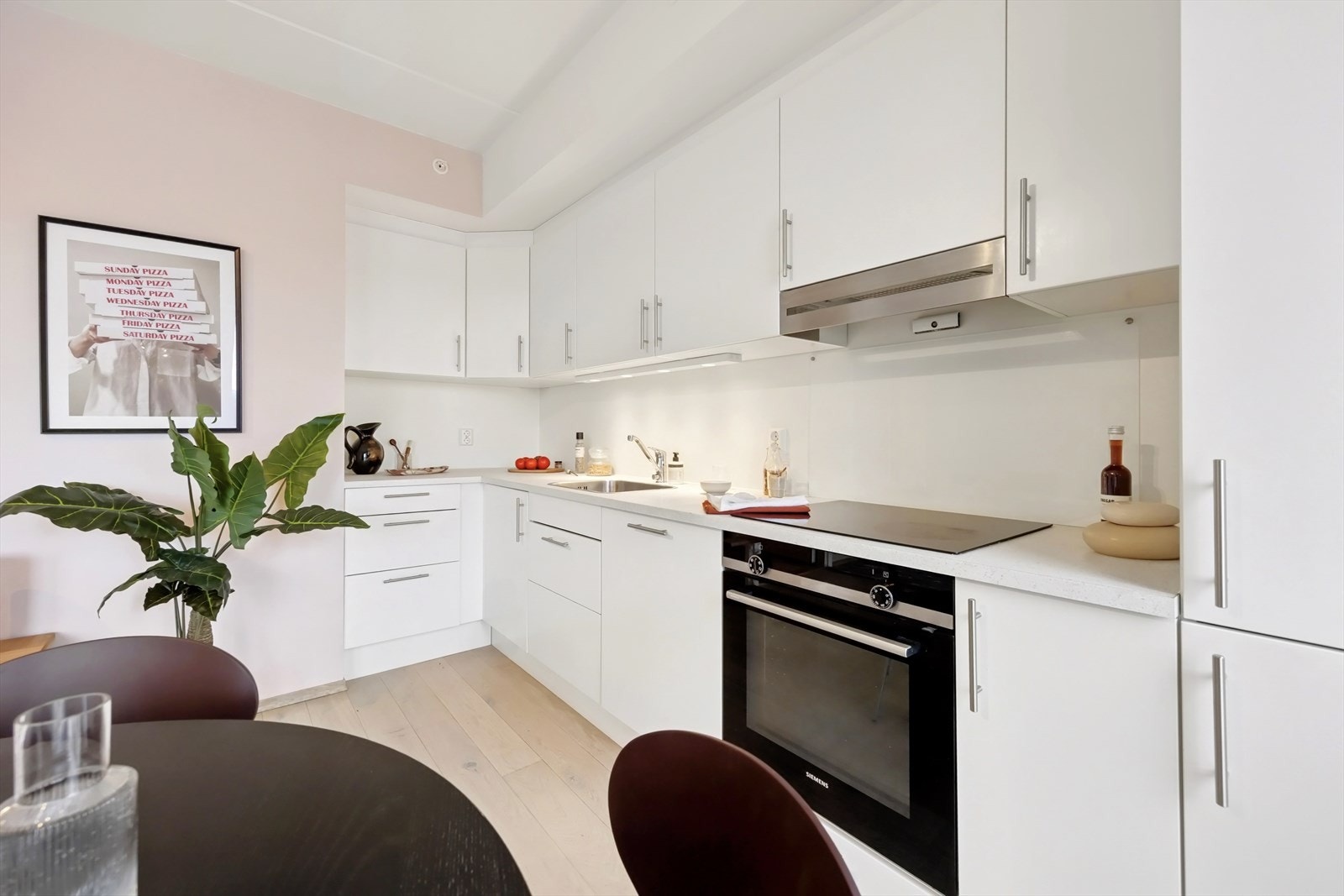 Kjøkkenet har innredning med glatte fronter og benkeplate i laminat. Hvitevarer består av kjøl/fryseskap, oppvaskmaskin, platetopp, stekeovn, vannstopper og komfyrvakt. Galleribilde