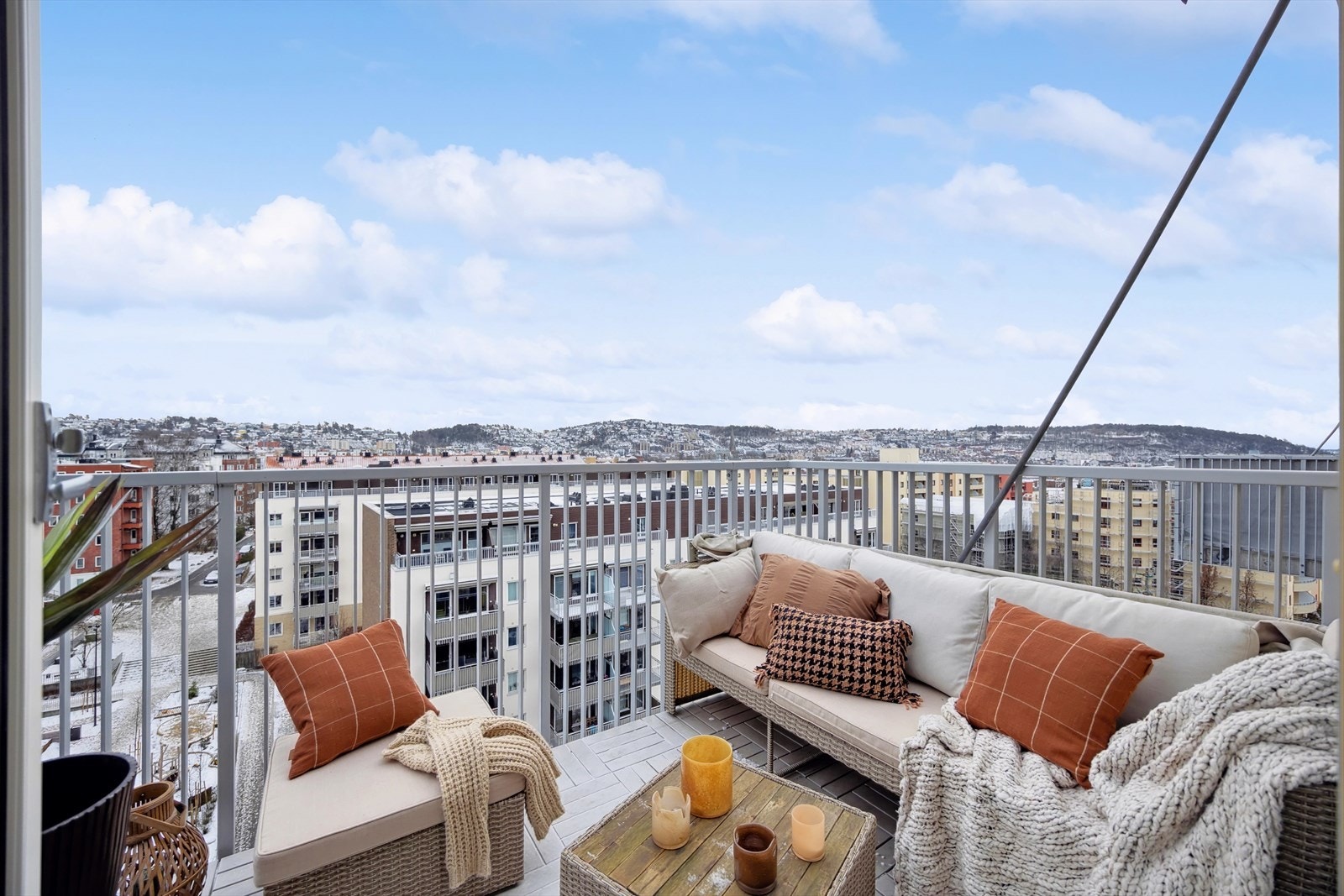 Fra stuen er det utgang en herlig sørøst-vendt balkong. Galleribilde