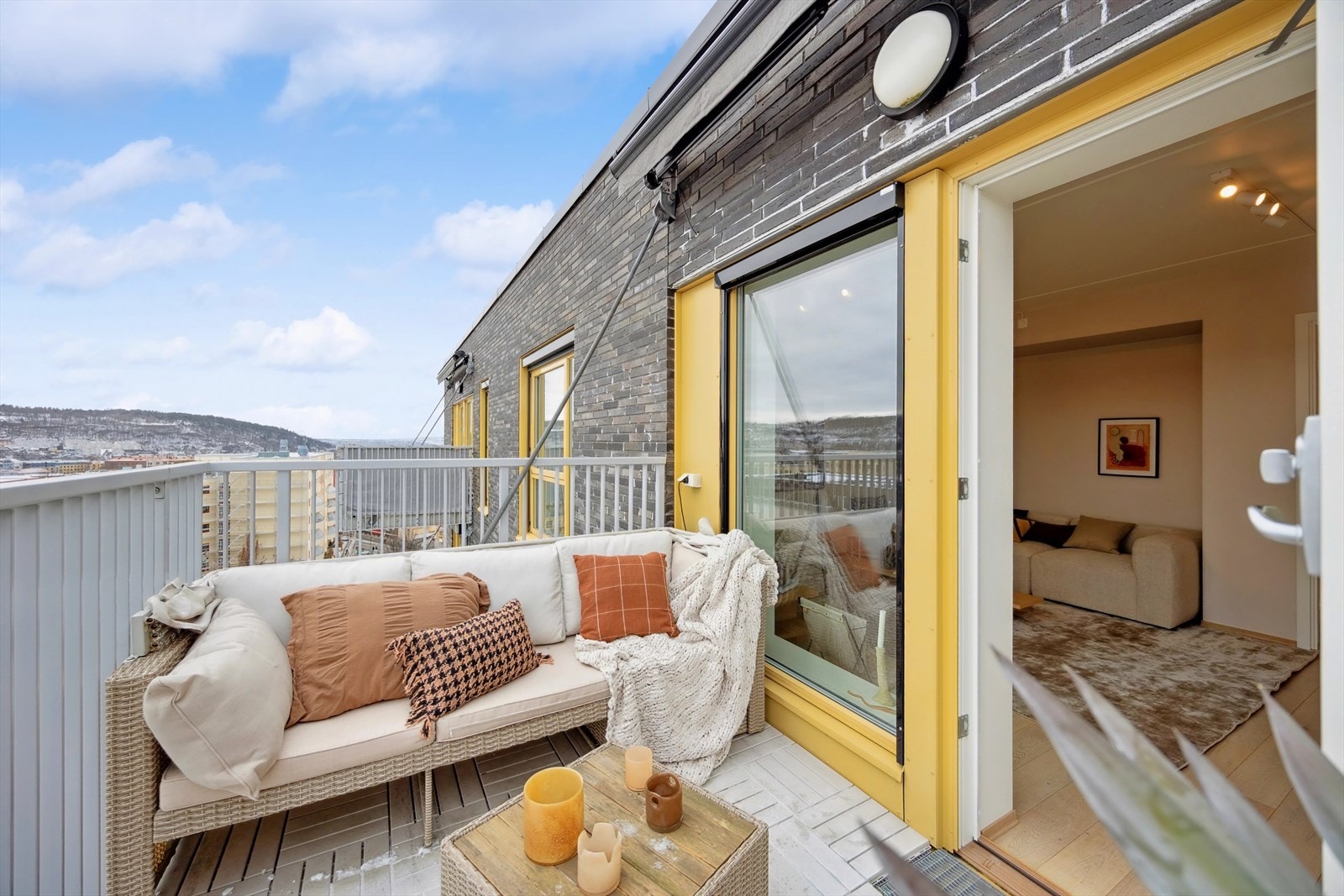 Lys og stikk er montert på veggene, og med et areal på 6 kvm er det plass til møblement. Balkongen har elektrisk markise, som kommer godt med på sommeren. Galleribilde