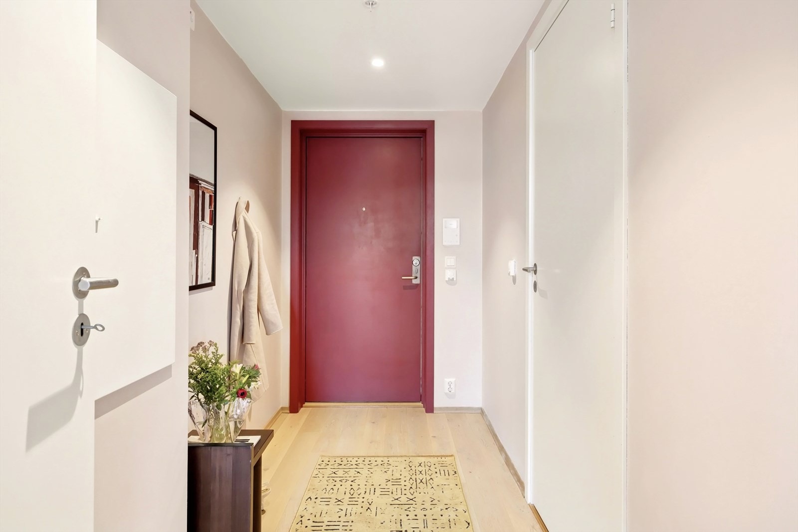 Ved ytterdøren er det montert dørtelefon med portåpner. Galleribilde