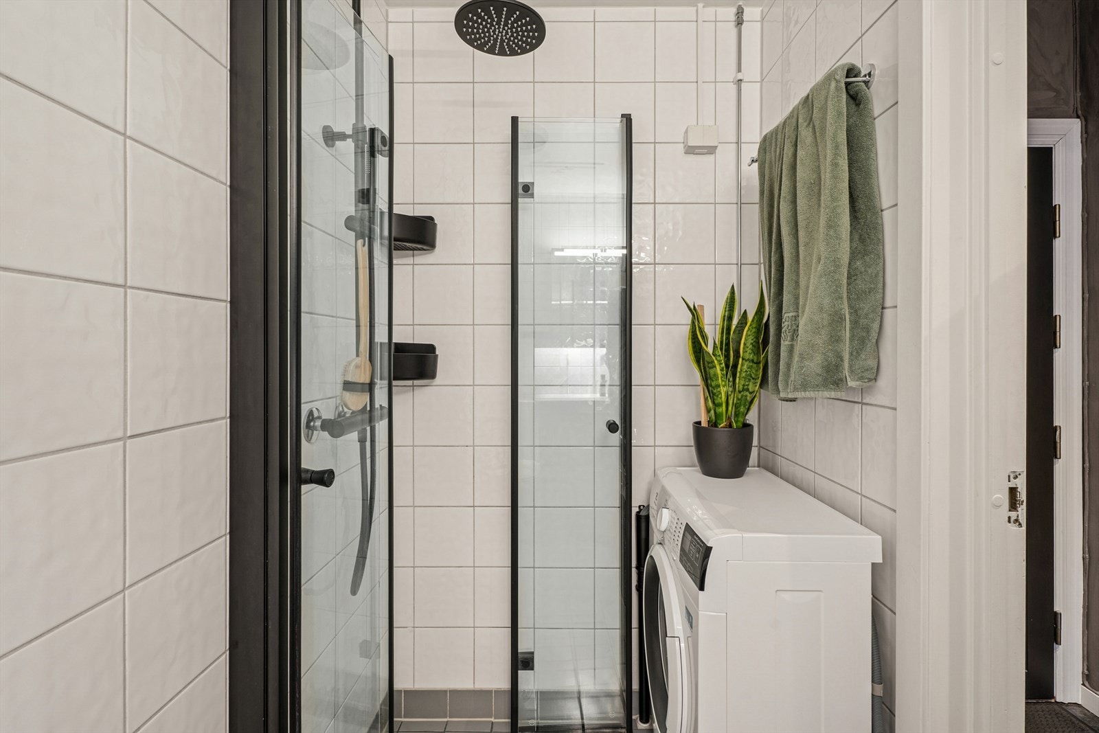 Lyst flislagt bad. Galleribilde