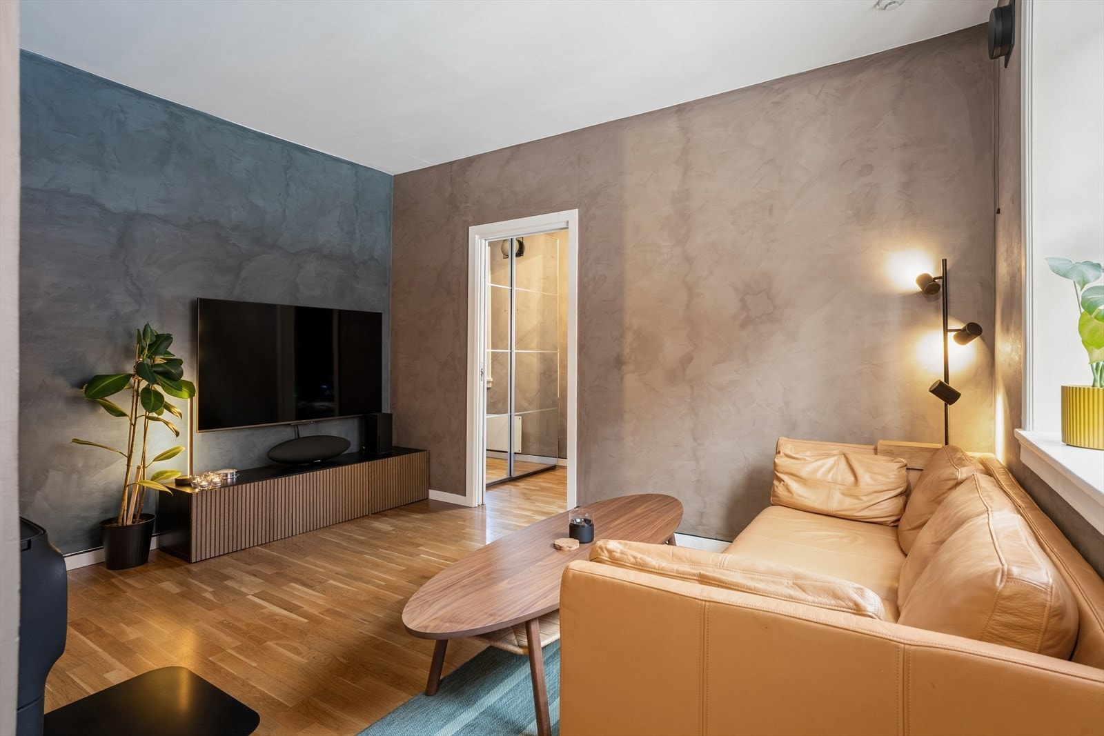 Leiligheten har en åpen planløsning med god takhøyde og store vindusflater som gir rikelig med naturlig lys. Galleribilde