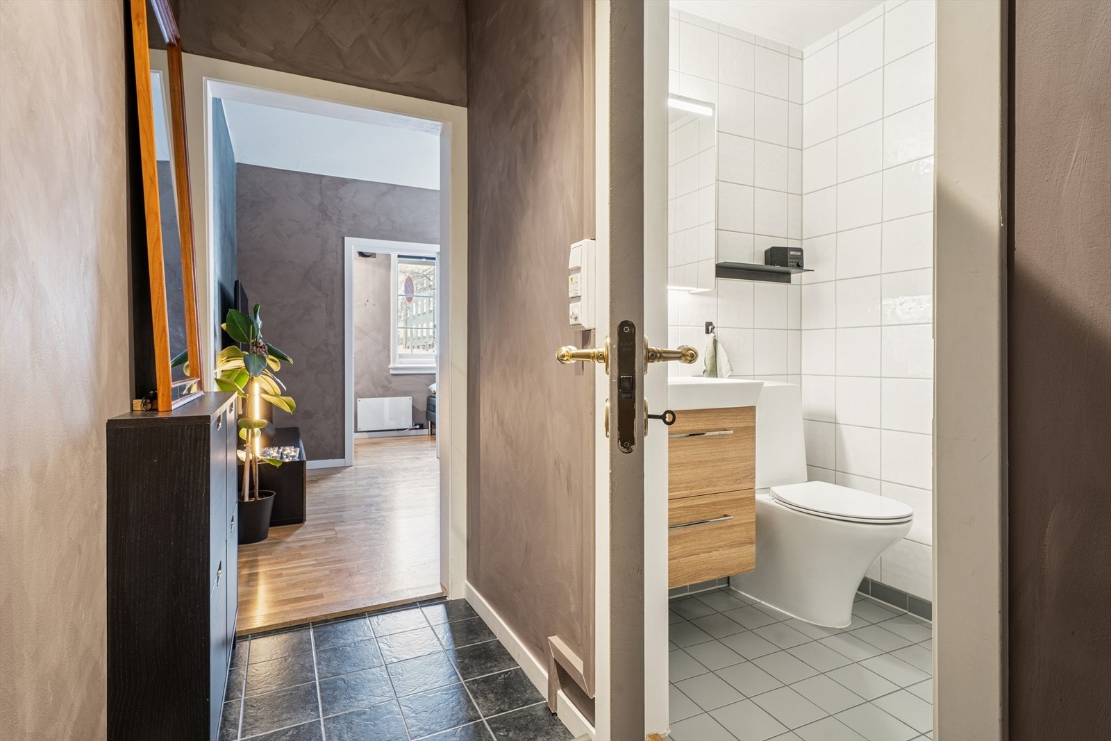 Det er adkomst til boligens baderom fra entréen. Galleribilde