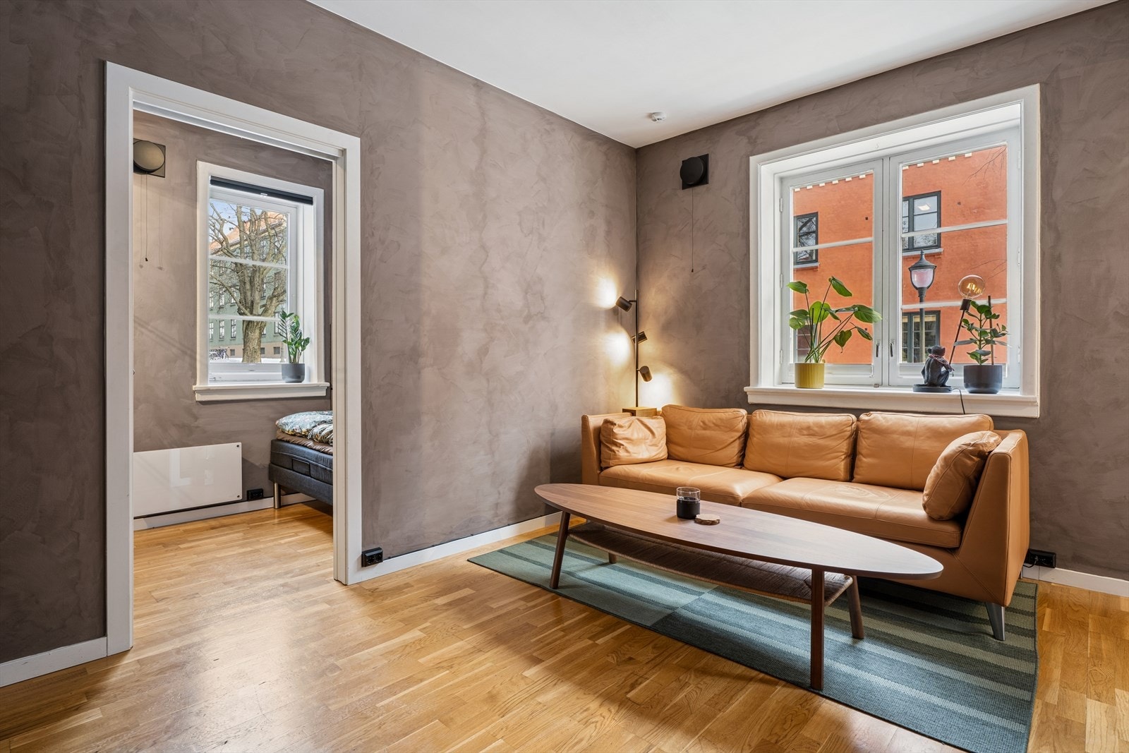 I stuen er det plass til en trivelig sittegruppe og tilhørende møblement. Galleribilde