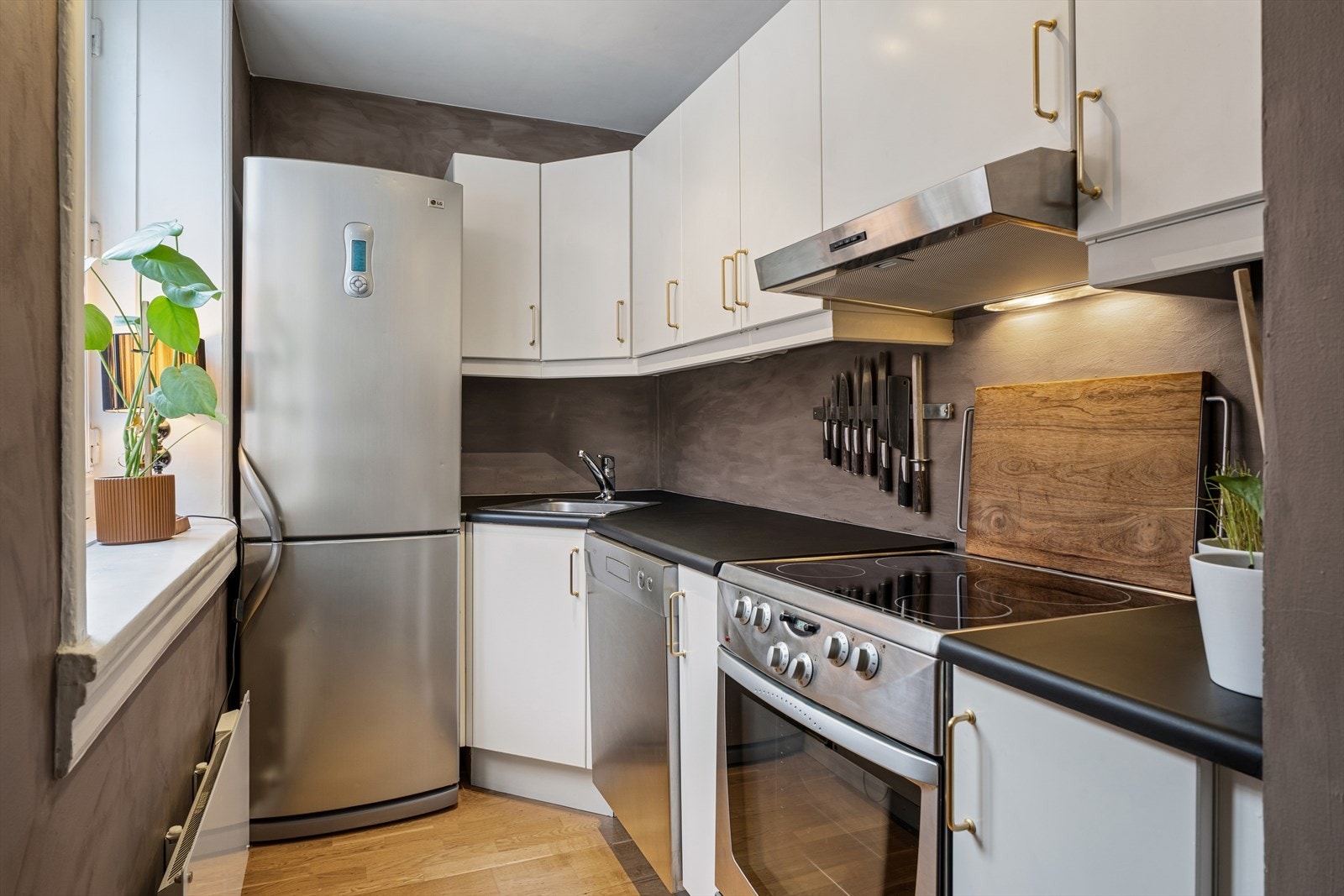 Kjøkkenet har en tidsriktig innredning med glatte fronter og laminat benkeplate. Her får du rikelig med skap- og benkeplass. Galleribilde