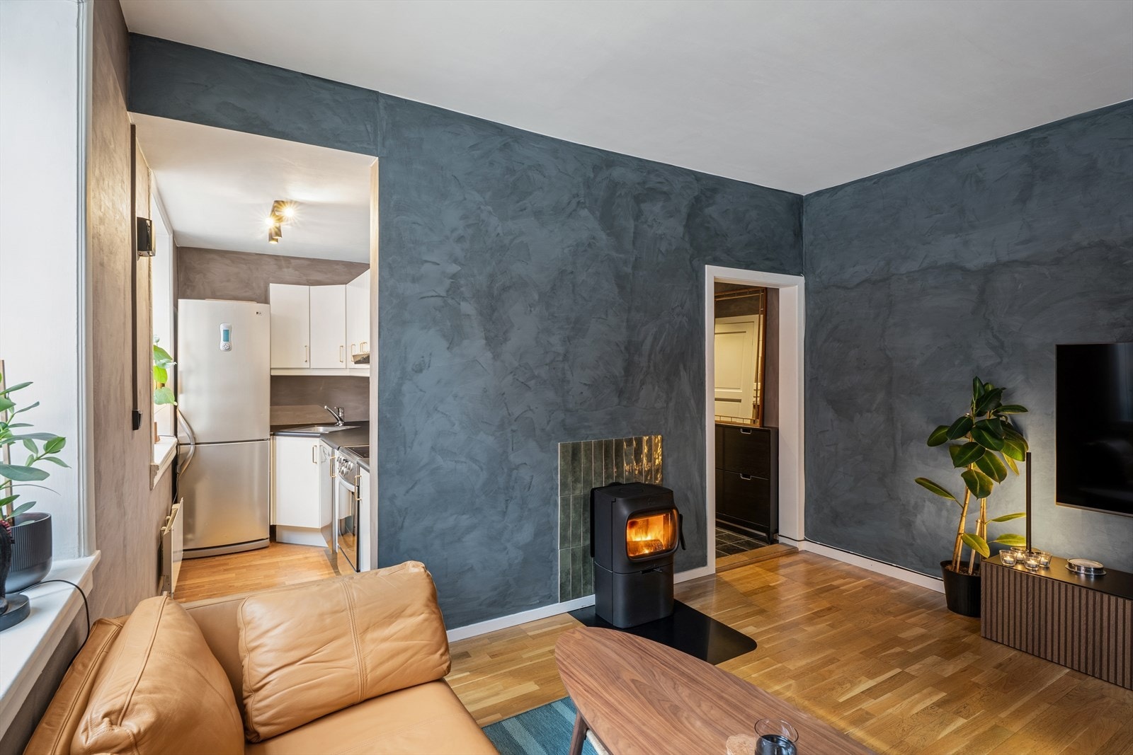 Leiligheten blir oppvarmet med elektrisk fyring og vedfyring Galleribilde