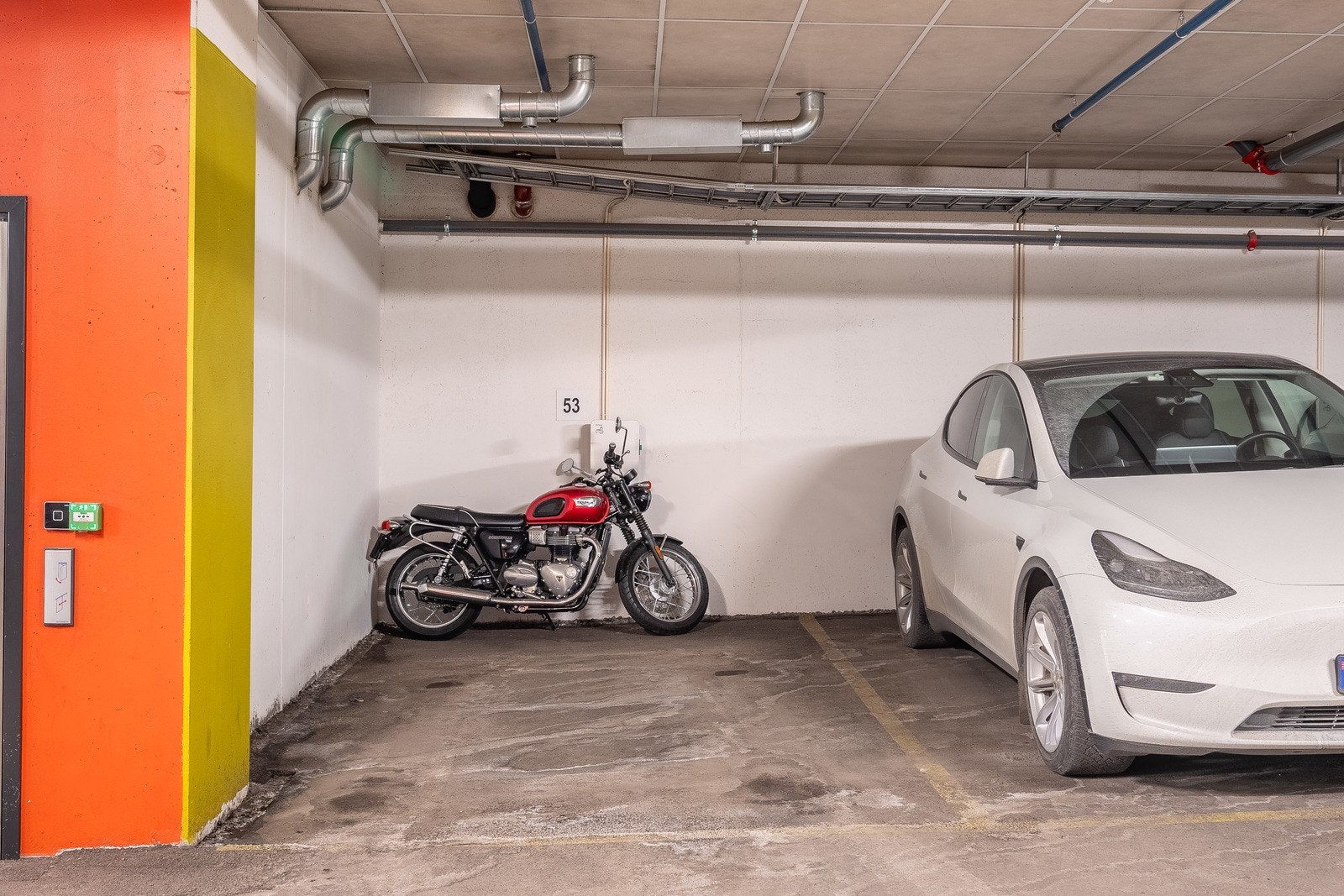 Det medfølger en garasjeplass
Det er heisadkomst fra felles garasjeanlegg direkte opp til leilighetsplan. Galleribilde