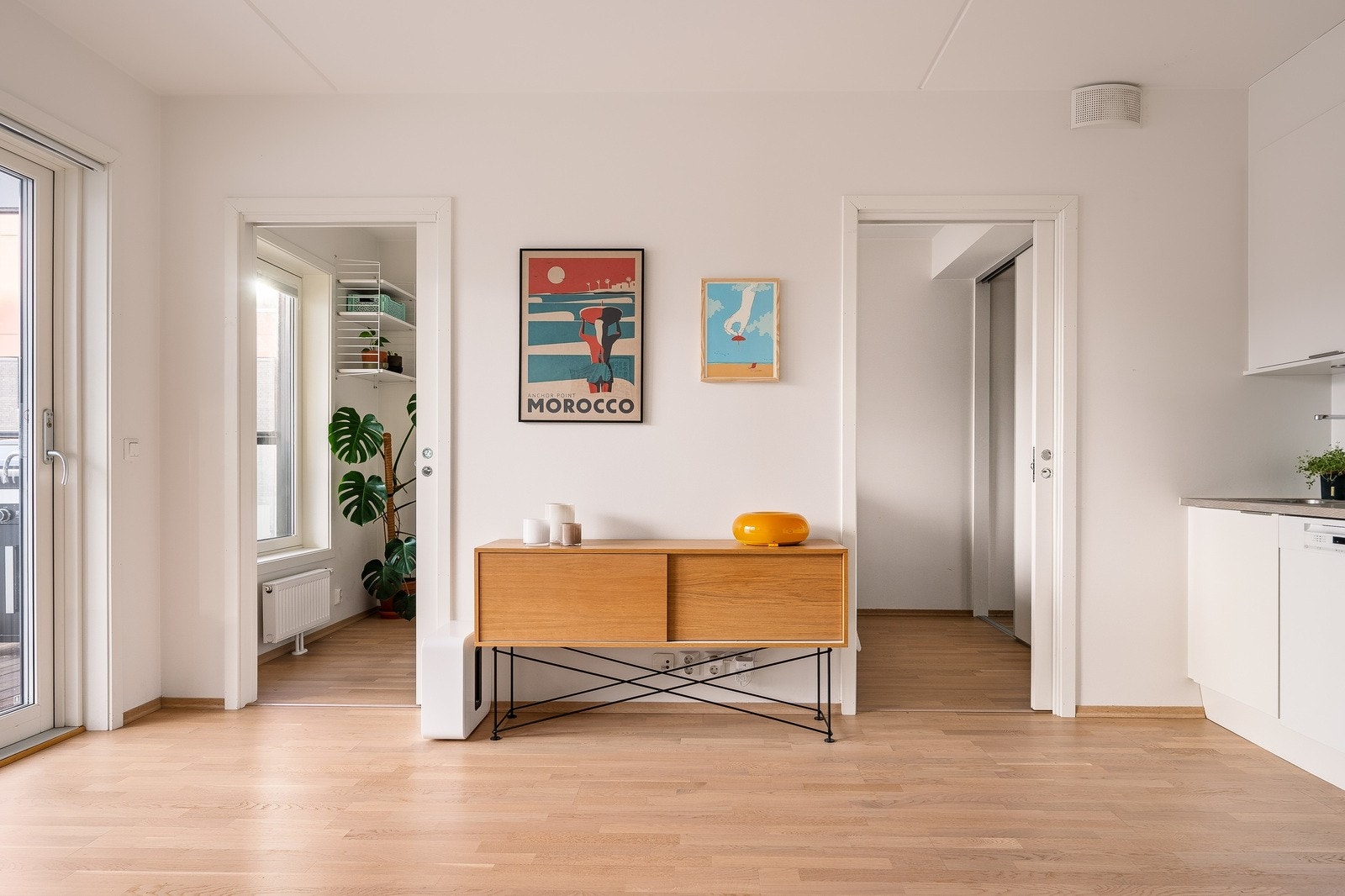 Fra stuen har du tilgang til soverommet fra to skyvedører. Galleribilde