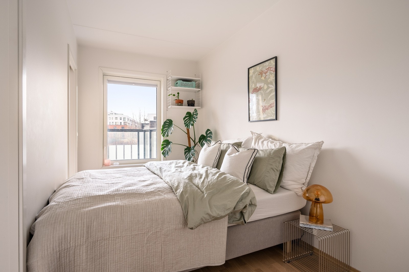 Soverommet har plass til dobbeltseng og er holdt i nøytrale farger med parkett på gulvet. Galleribilde