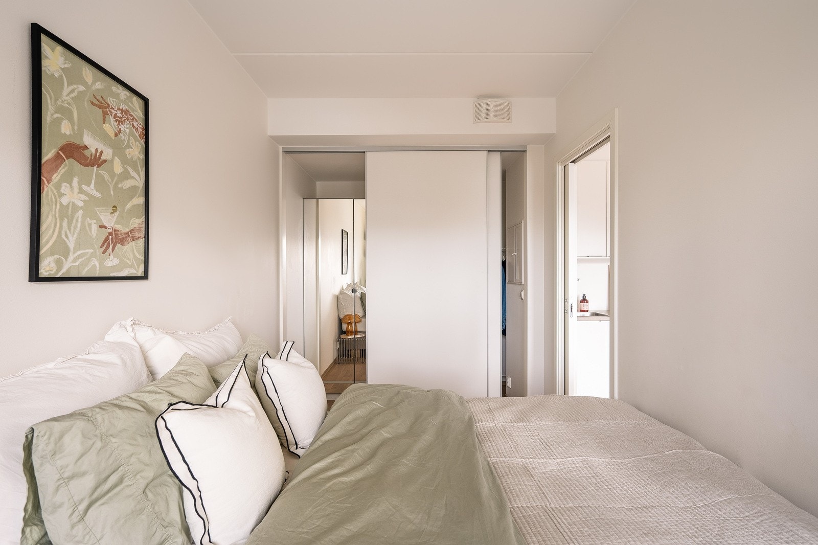 Rommet har en praktisk skyvedørsgarderobe for effektiv oppbevaring. Galleribilde