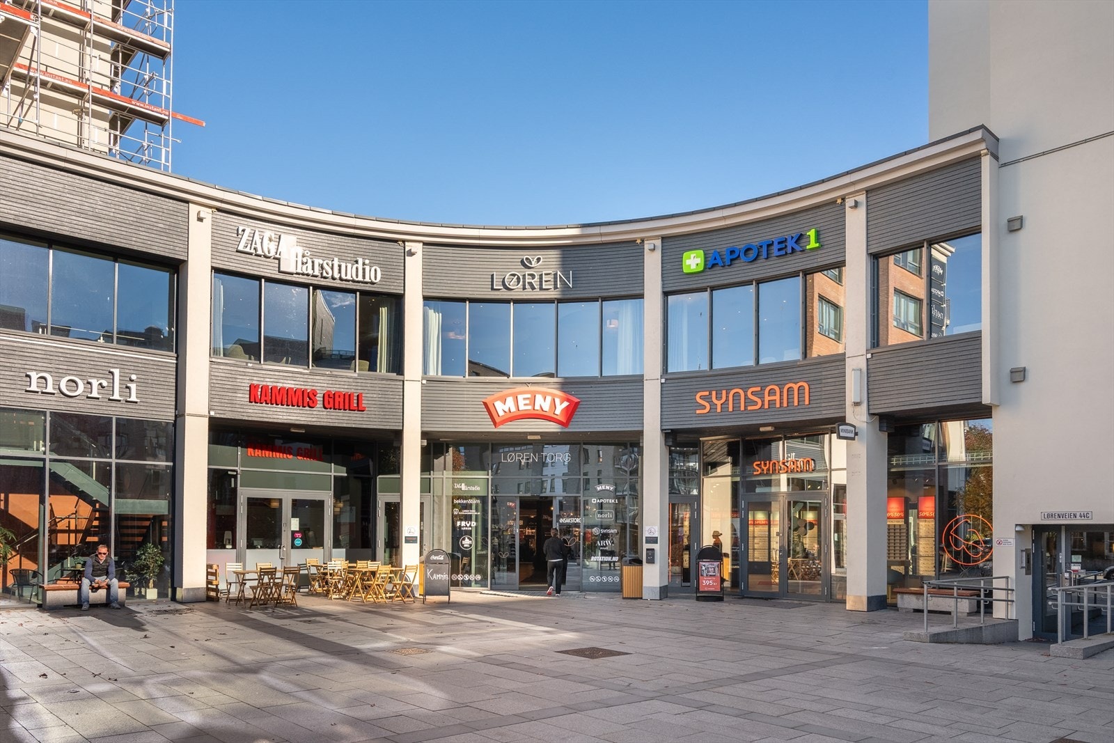 På Løren Torg, fem minutter unna, finner du dagligvare, apotek og andre servicetilbud. Galleribilde