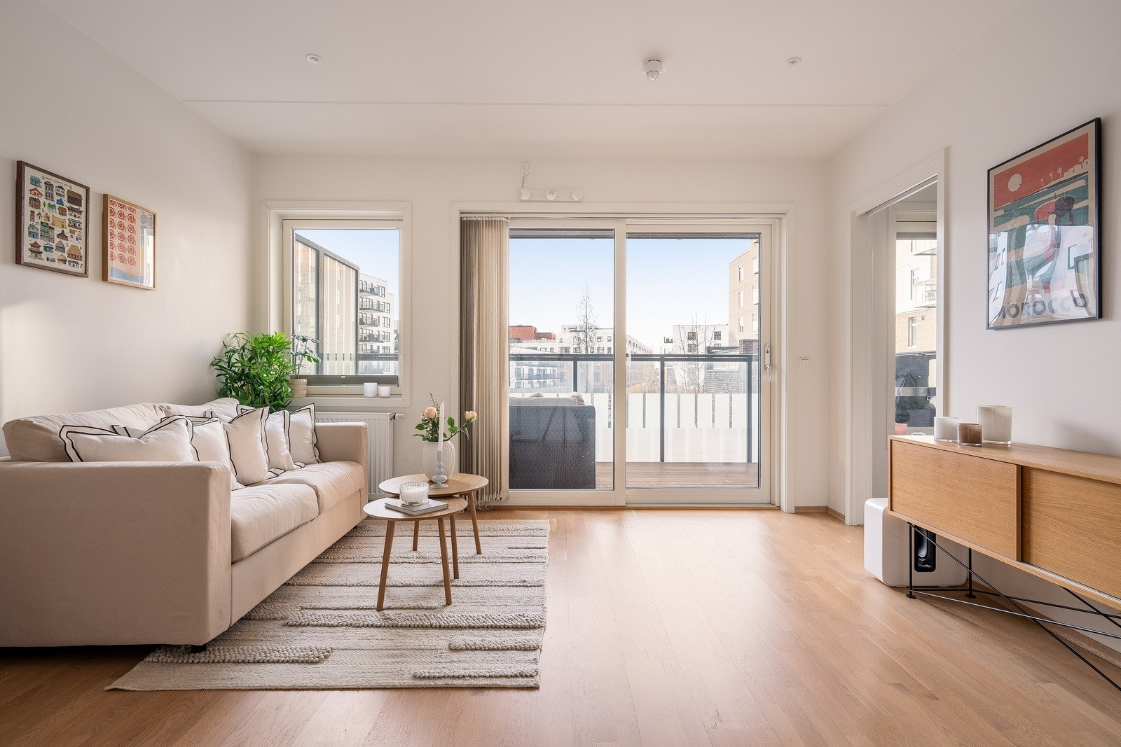 Store vindusflater og balkongdør gir rikelig med naturlig lys inn i oppholdsrommet. Galleribilde