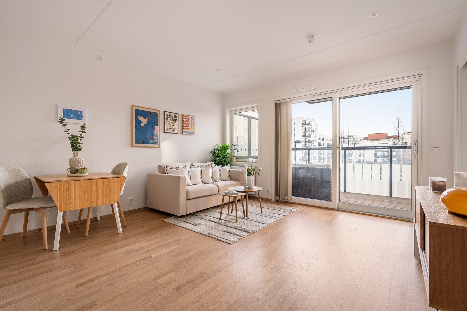 Leiligheten har en åpen og sosial planløsning mellom stue og kjøkken, med gjennomgående parkettgulv. Galleribilde