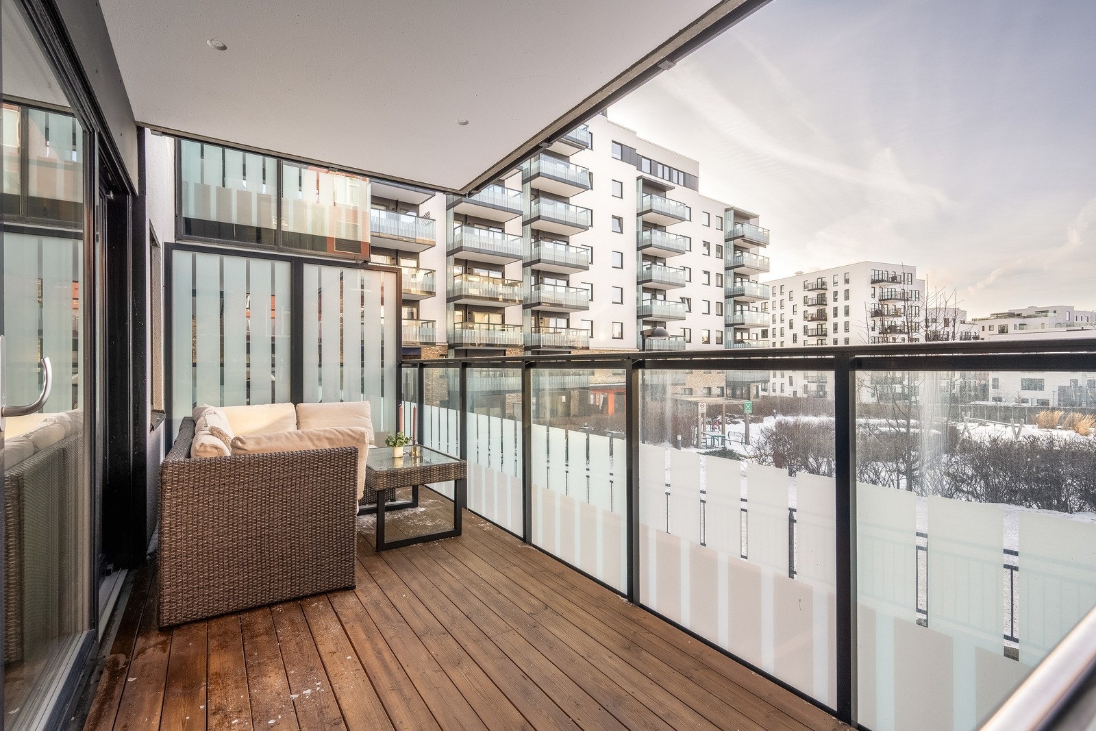 Balkongen har god plass til utemøbler og grill, og rekkverk i glass. Galleribilde