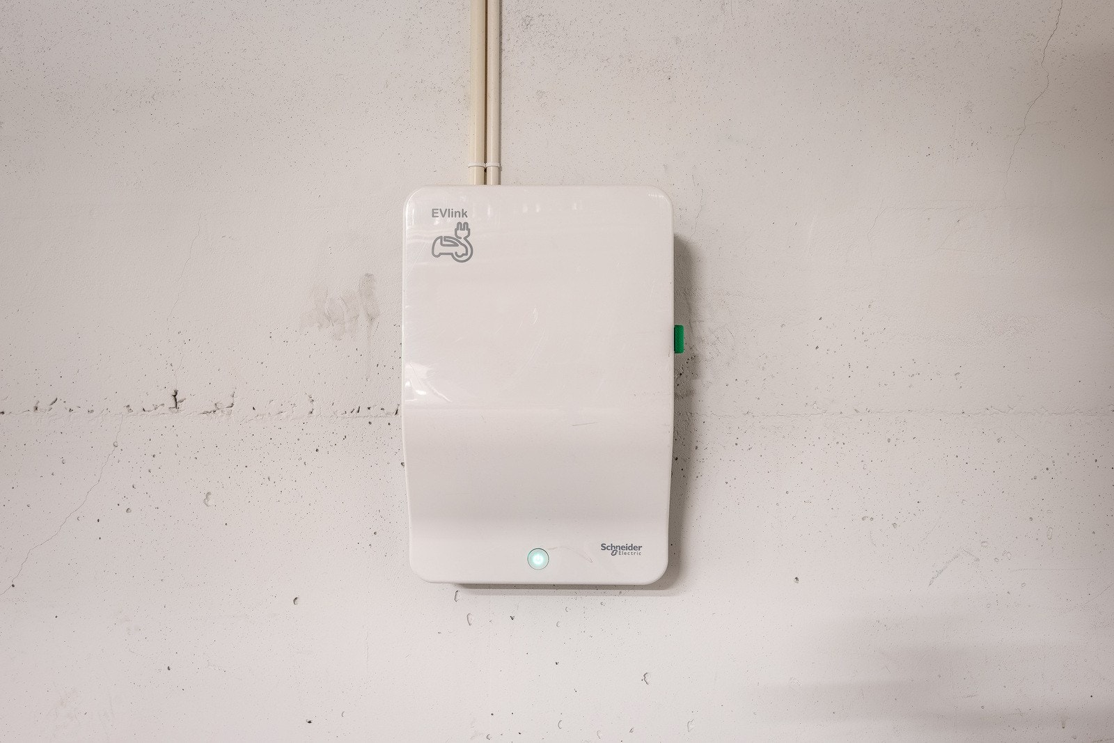 Garasjeplassen har lader for elbil. Galleribilde