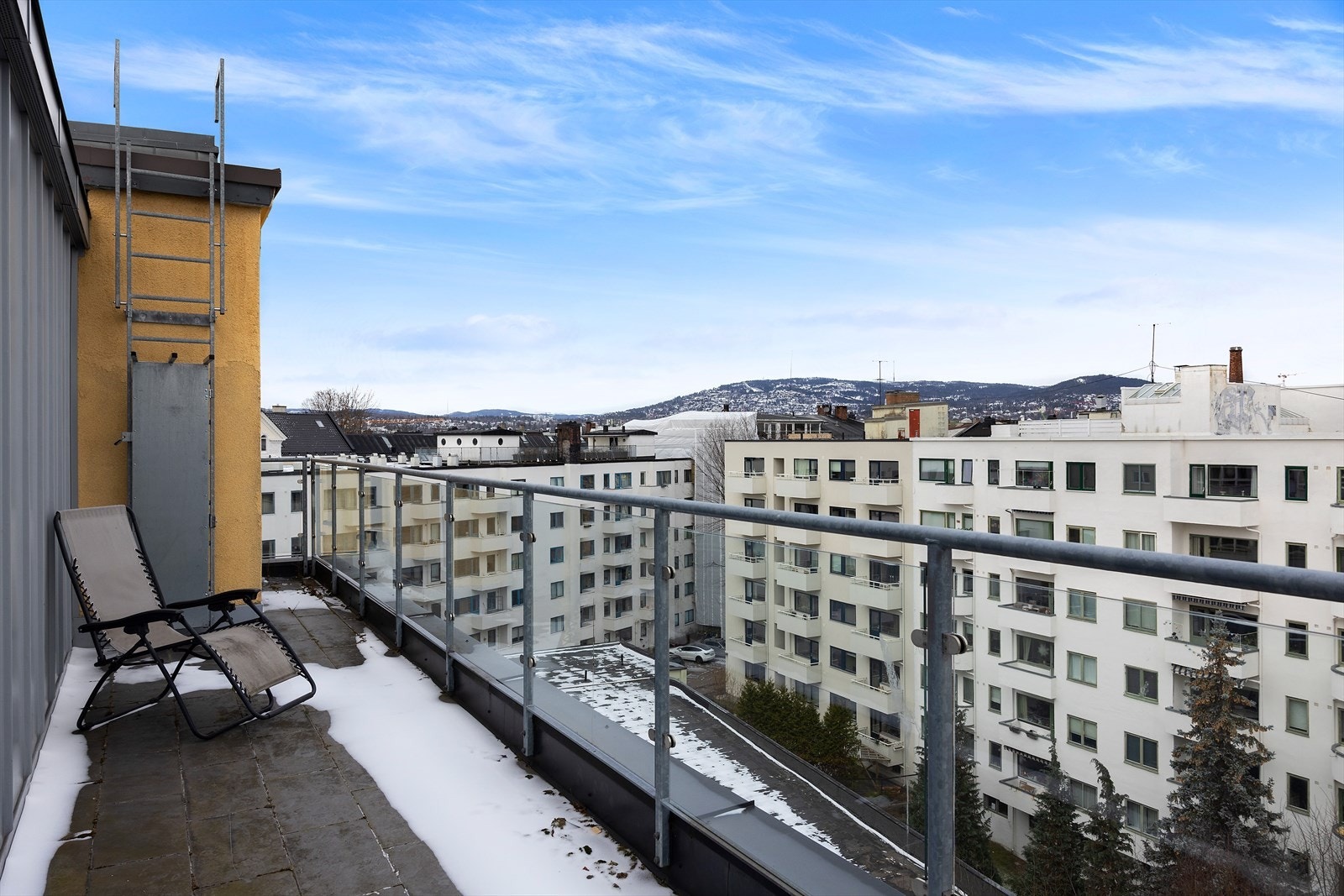 Solrik, felles takterrasse i bygget Galleribilde