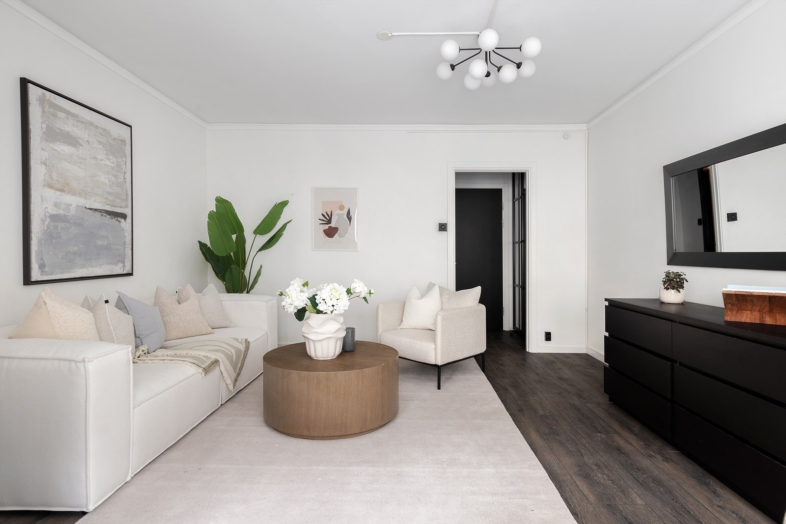 Boligen er varmet opp via radiator tilknyttet felles varmeanlegg Galleribilde